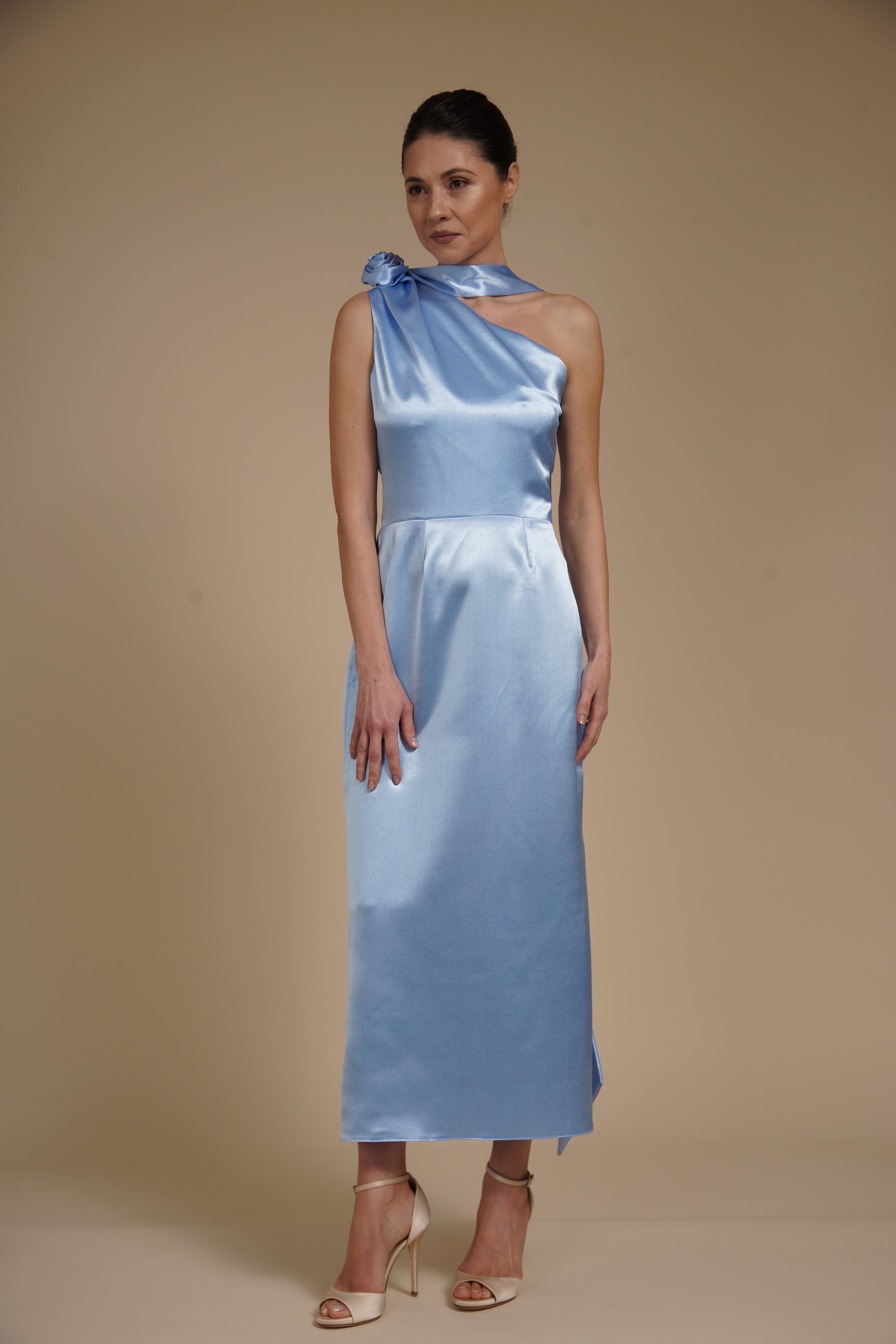 Rochie Baby Blue midi eleganta din satin pe umar, cu detaliu floral si croiala midi