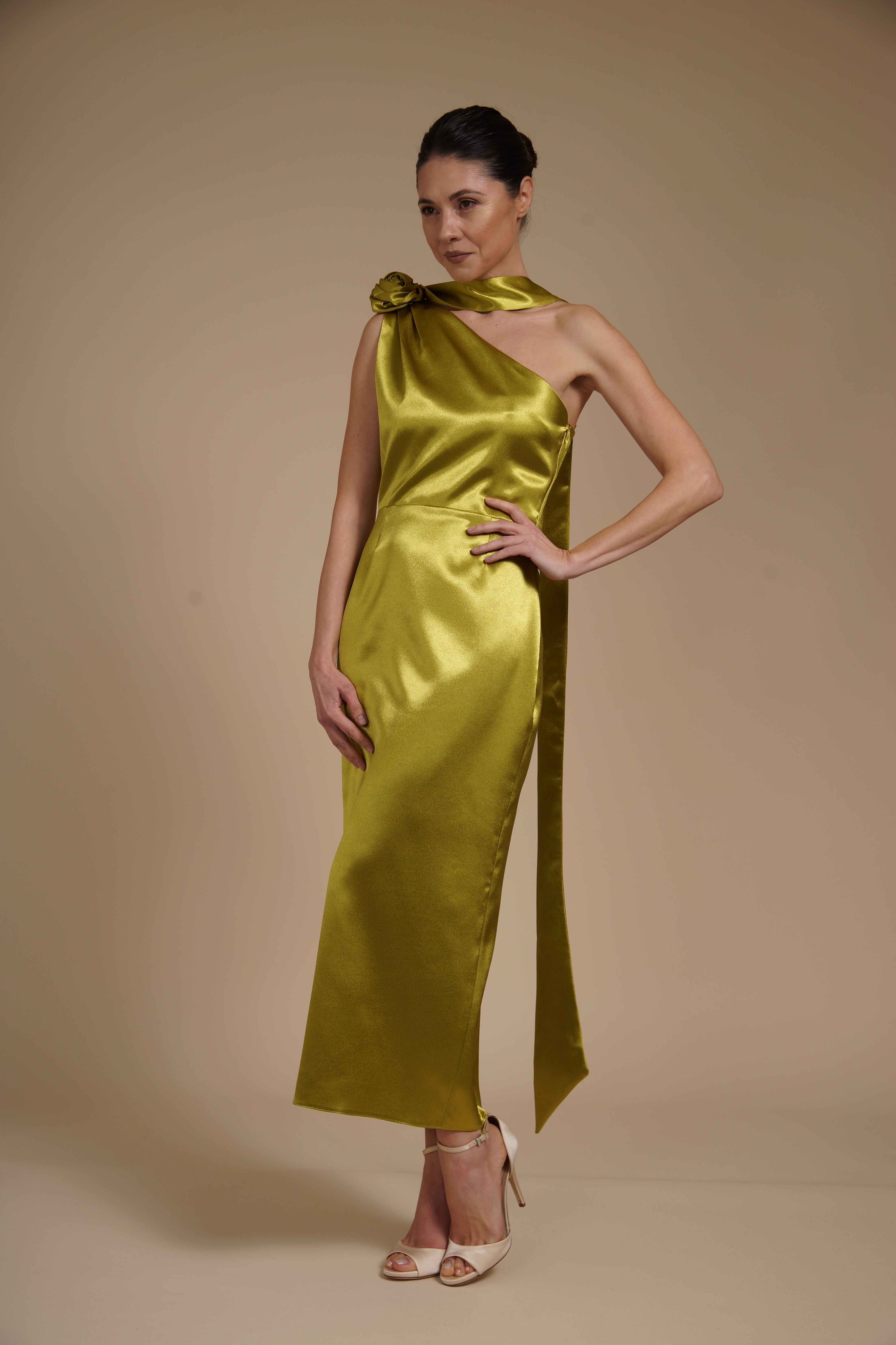 Rochie Fistic midi eleganta din satin pe umar, cu detaliu floral si croiala midi