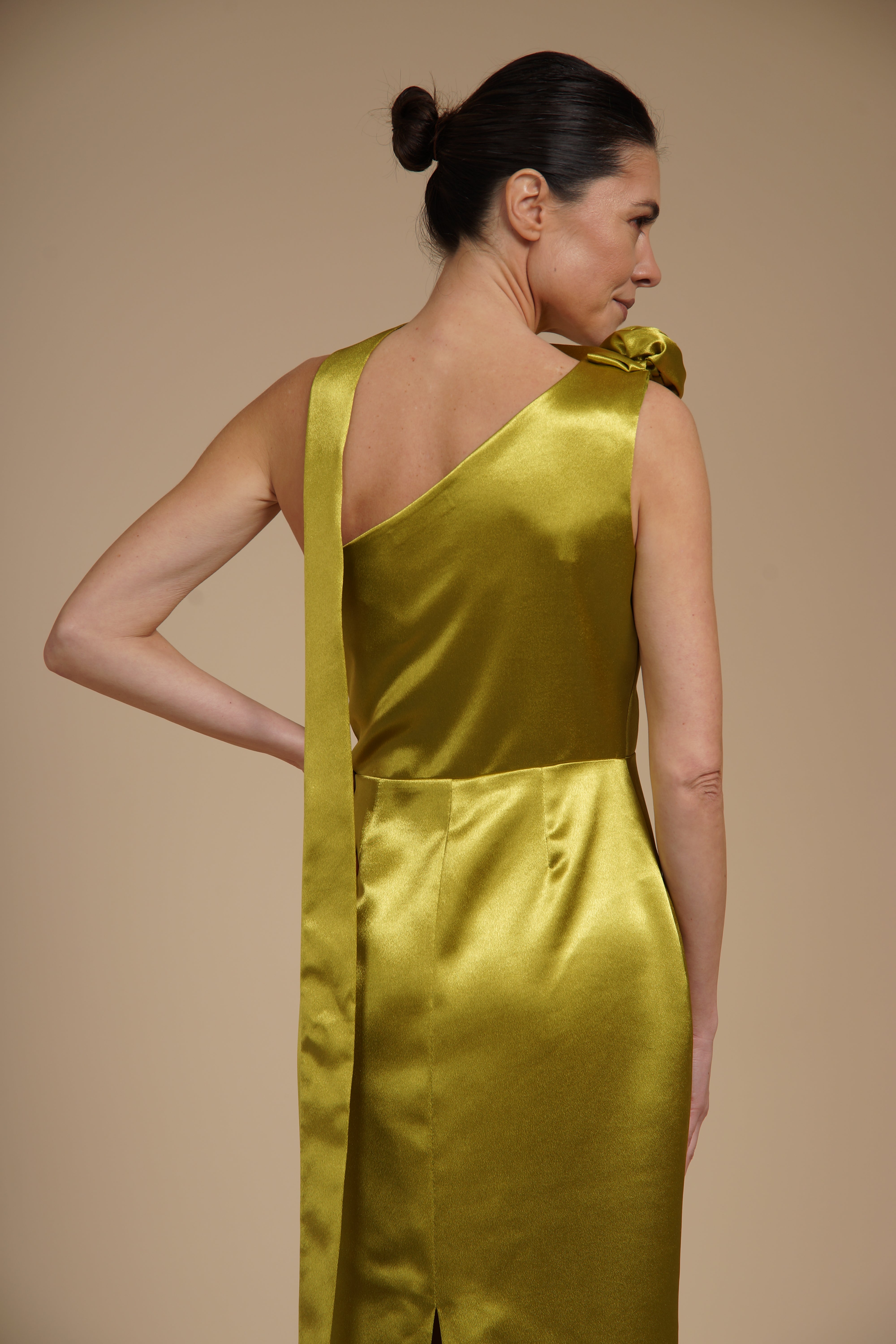 Rochie Fistic midi eleganta din satin pe umar, cu detaliu floral si croiala midi