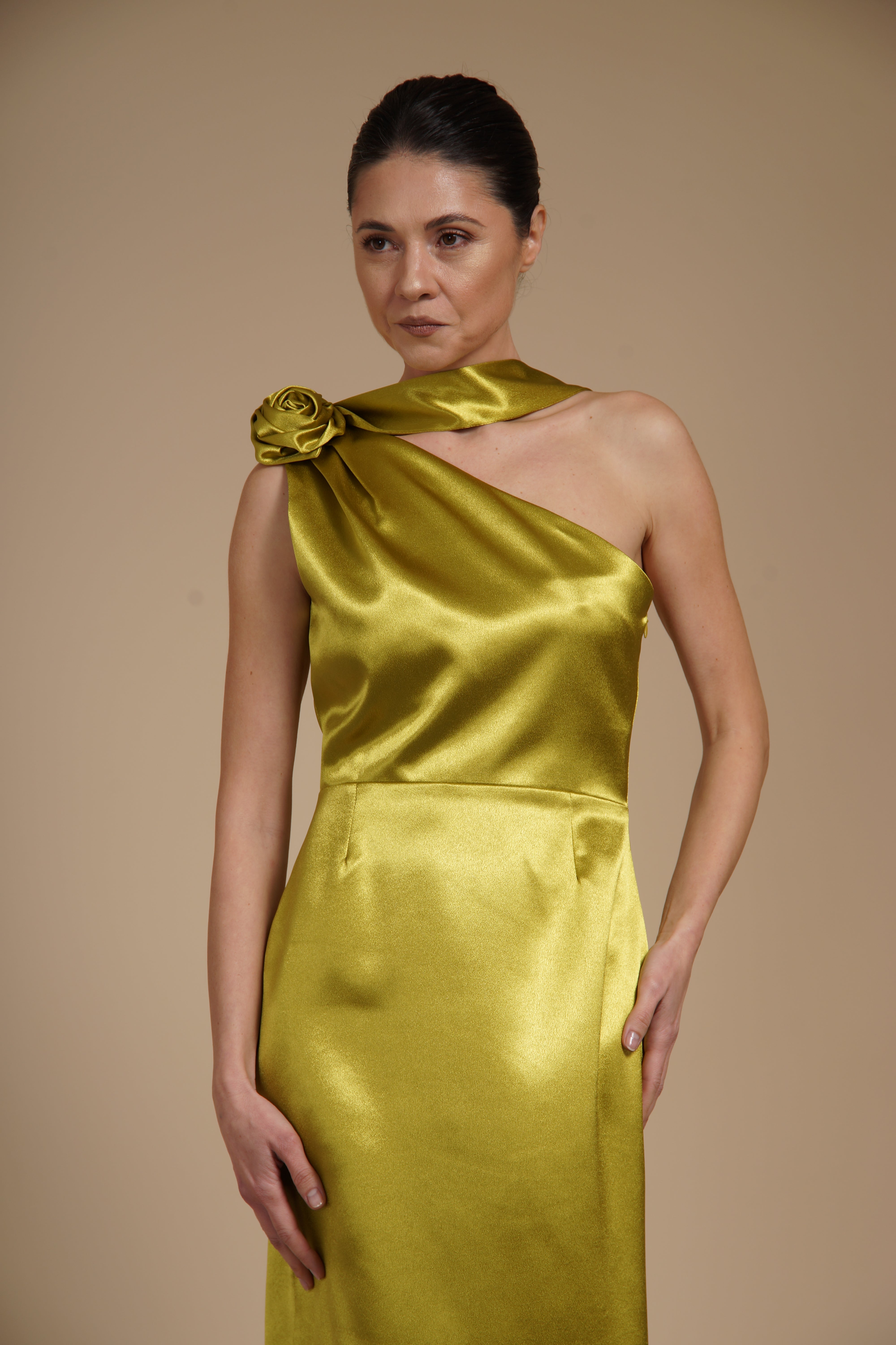 Rochie Fistic midi eleganta din satin pe umar, cu detaliu floral si croiala midi