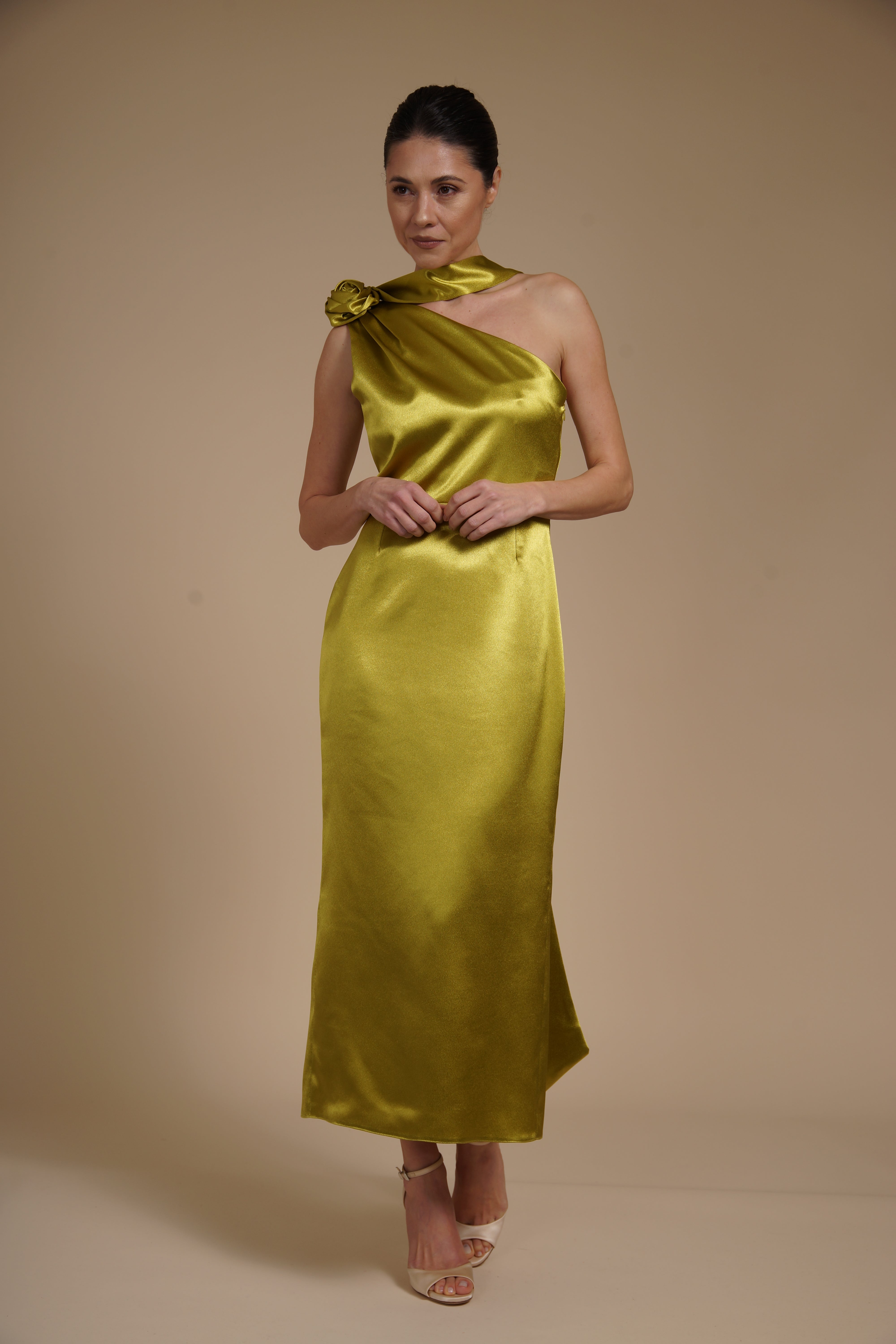 Rochie Fistic midi eleganta din satin pe umar, cu detaliu floral si croiala midi