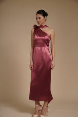 Rochie Roz Trandafiriu midi eleganta din satin pe umar, cu detaliu floral si croiala midi