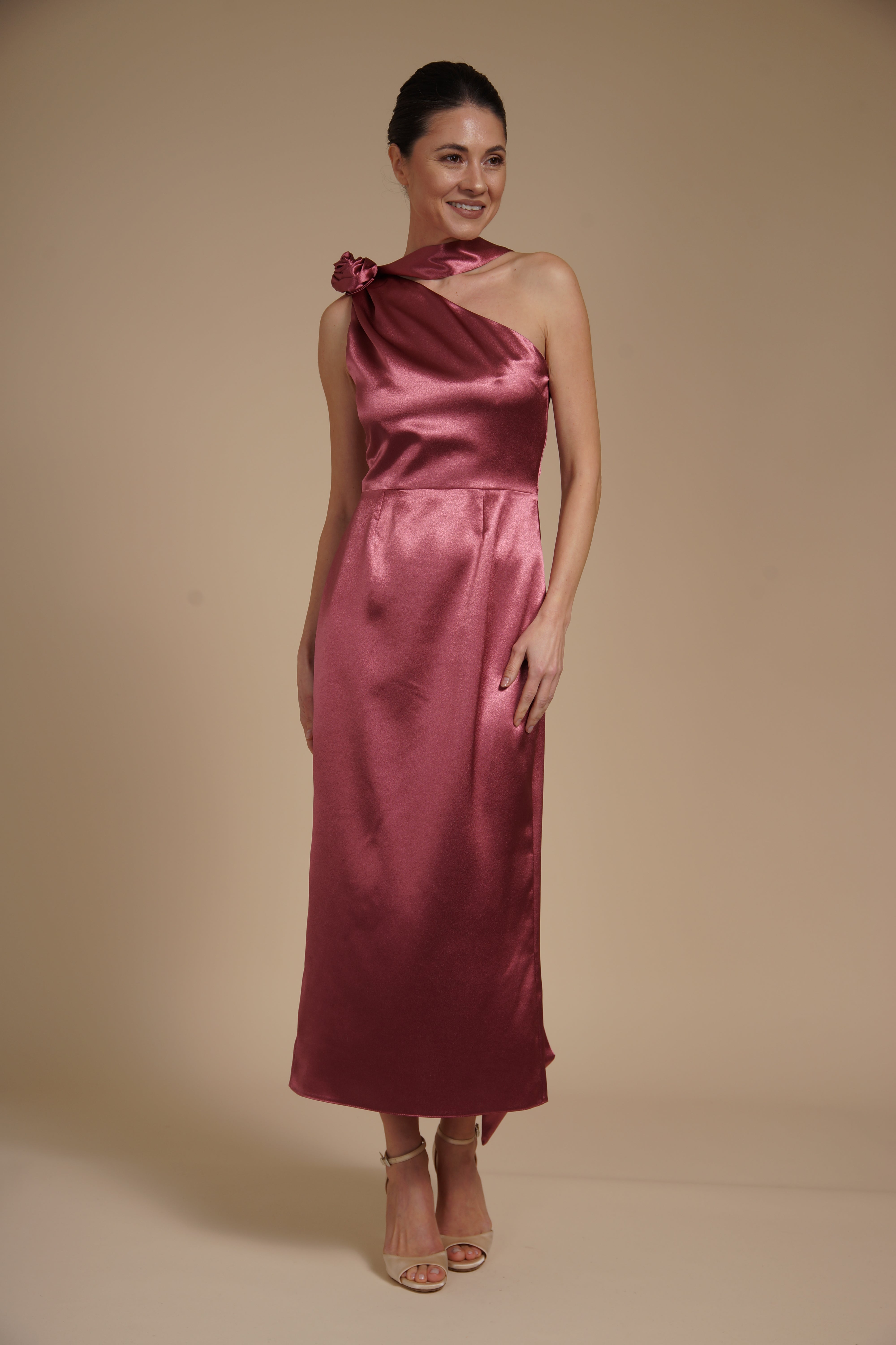 Rochie Roz Trandafiriu midi eleganta din satin pe umar, cu detaliu floral si croiala midi