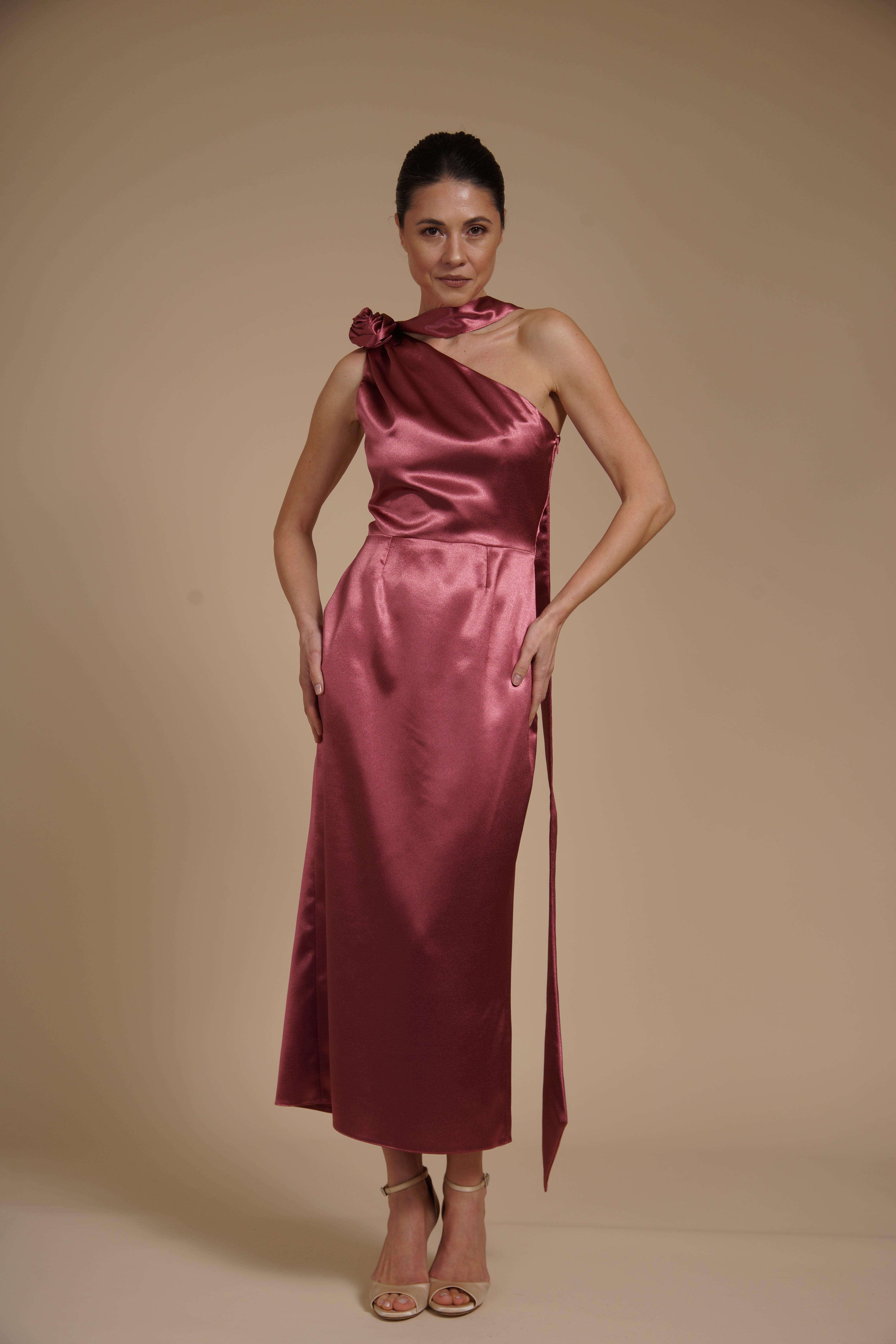 Rochie Roz Trandafiriu midi eleganta din satin pe umar, cu detaliu floral si croiala midi