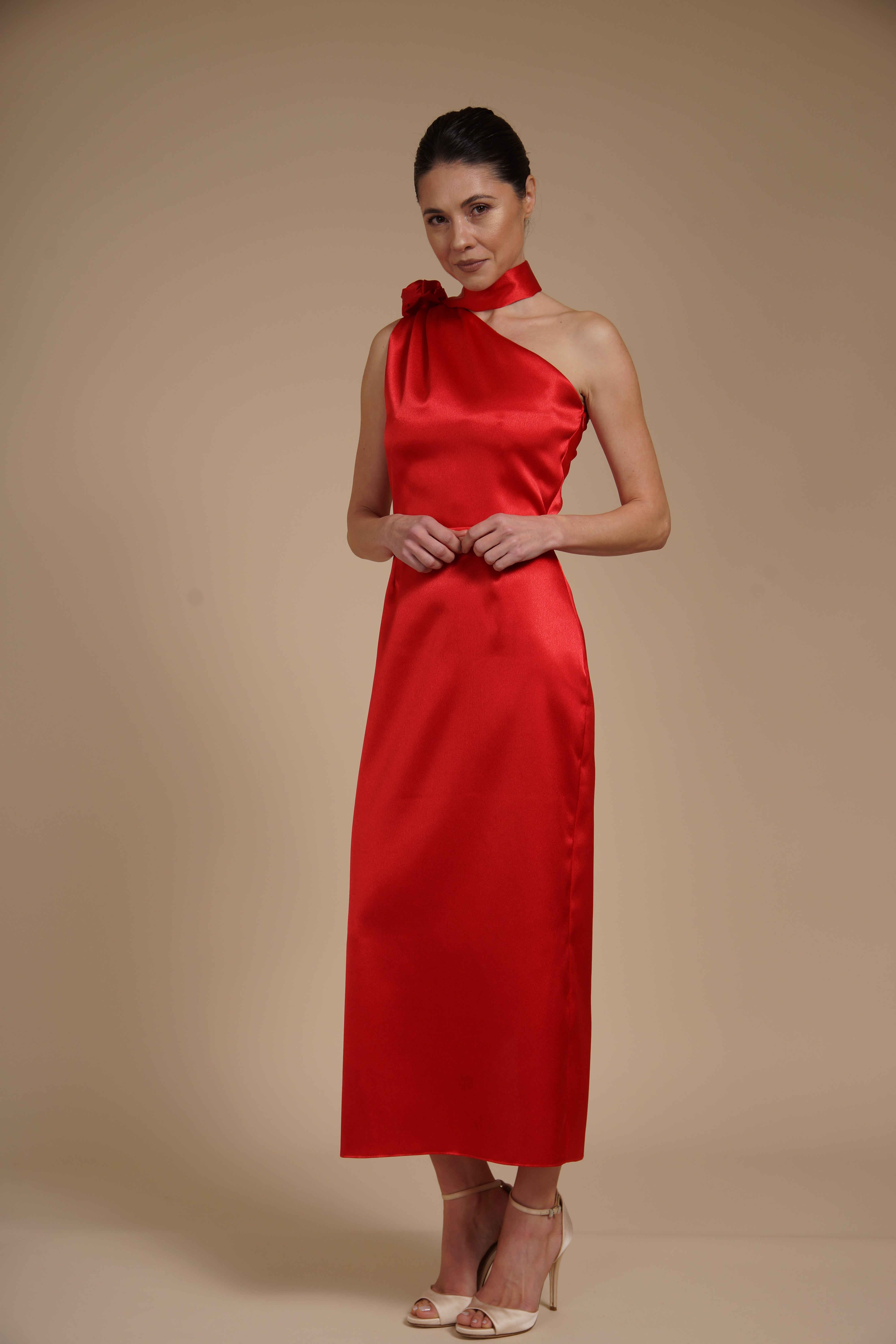 Rochie Rosie midi eleganta din satin pe umar, cu detaliu floral si croiala midi