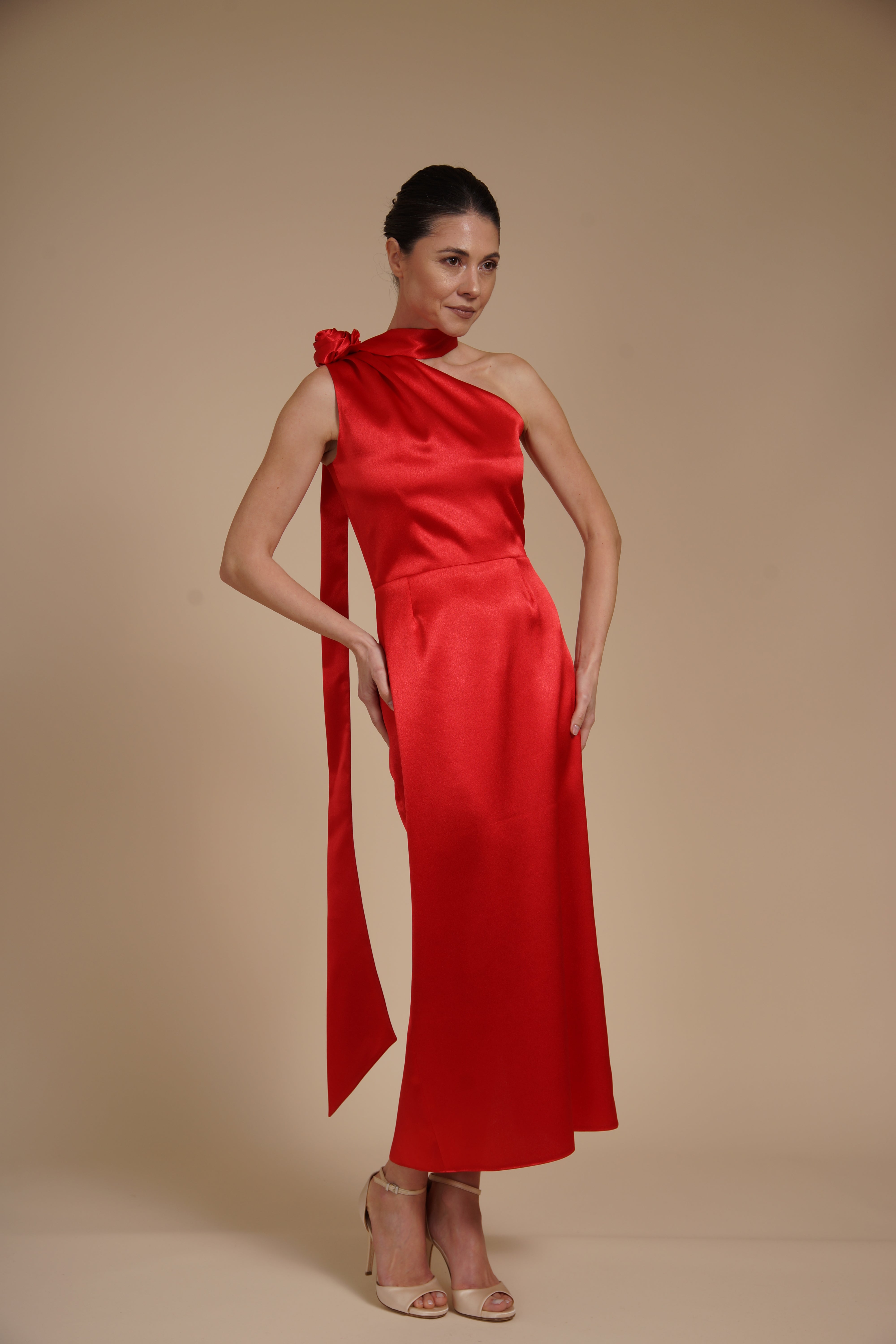 Rochie Rosie midi eleganta din satin pe umar, cu detaliu floral si croiala midi