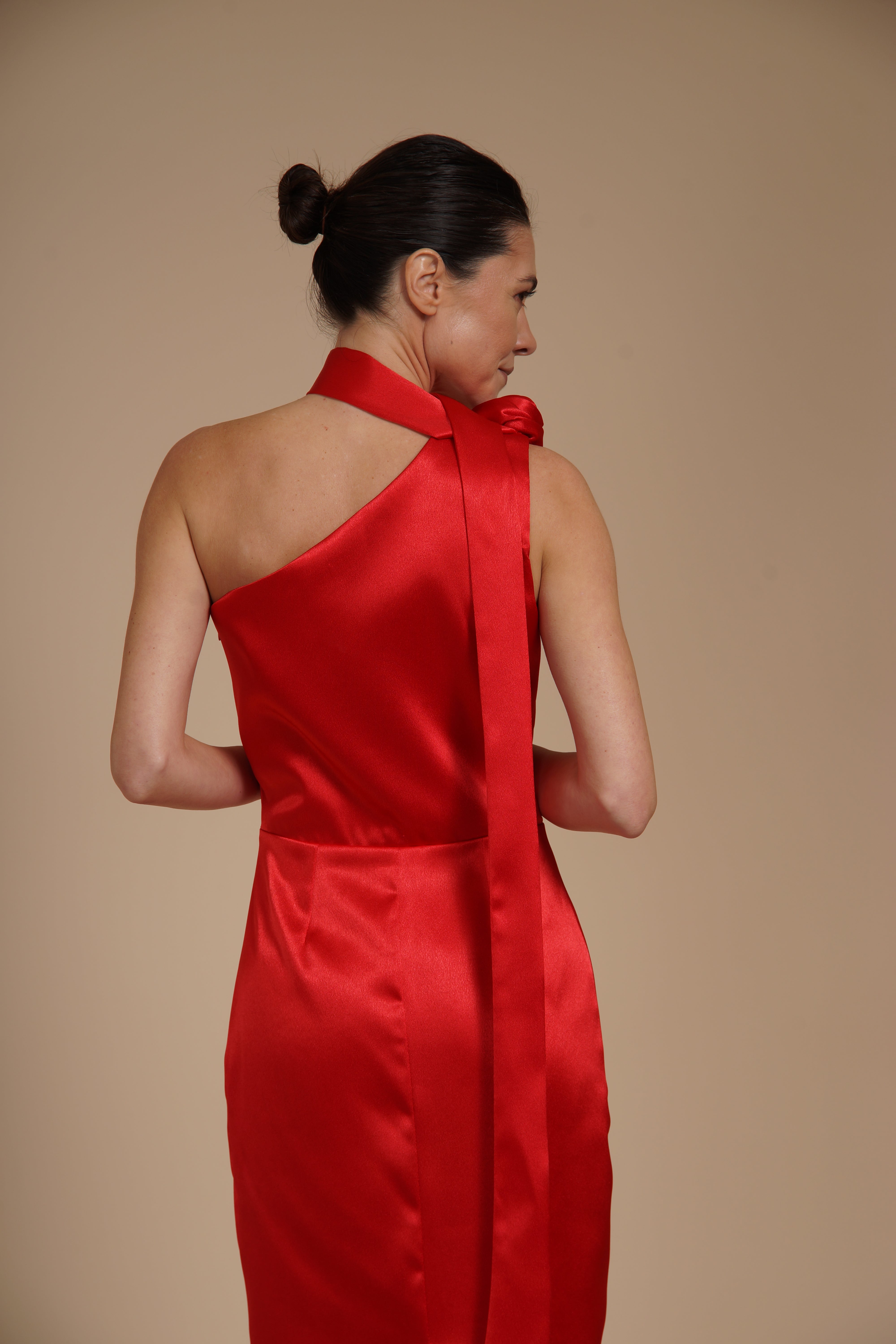 Rochie Rosie midi eleganta din satin pe umar, cu detaliu floral si croiala midi