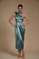 Rochie Verde Ou de Rata midi eleganta din satin pe umar, cu detaliu floral si croiala midi