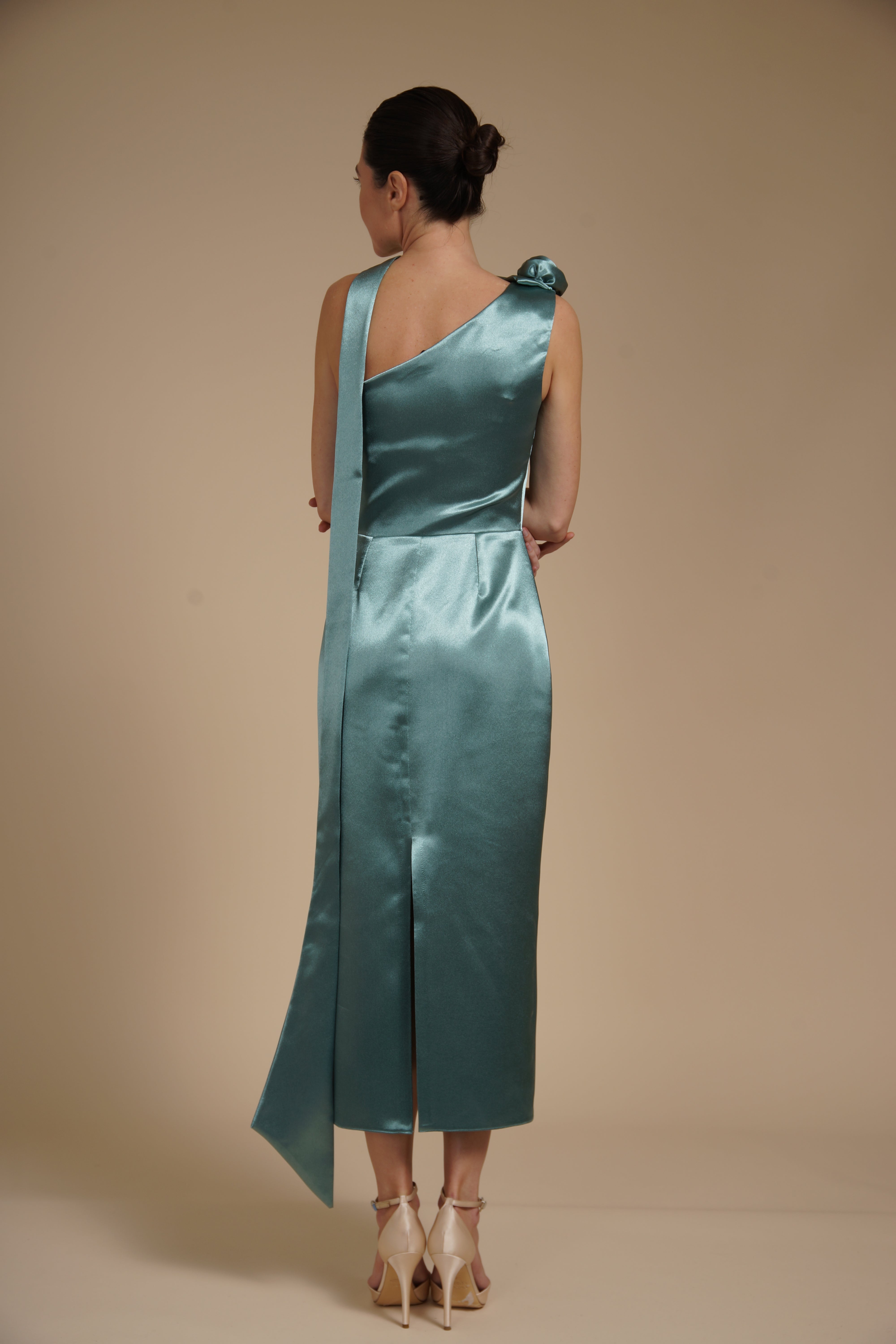 Rochie Verde Ou de Rata midi eleganta din satin pe umar, cu detaliu floral si croiala midi