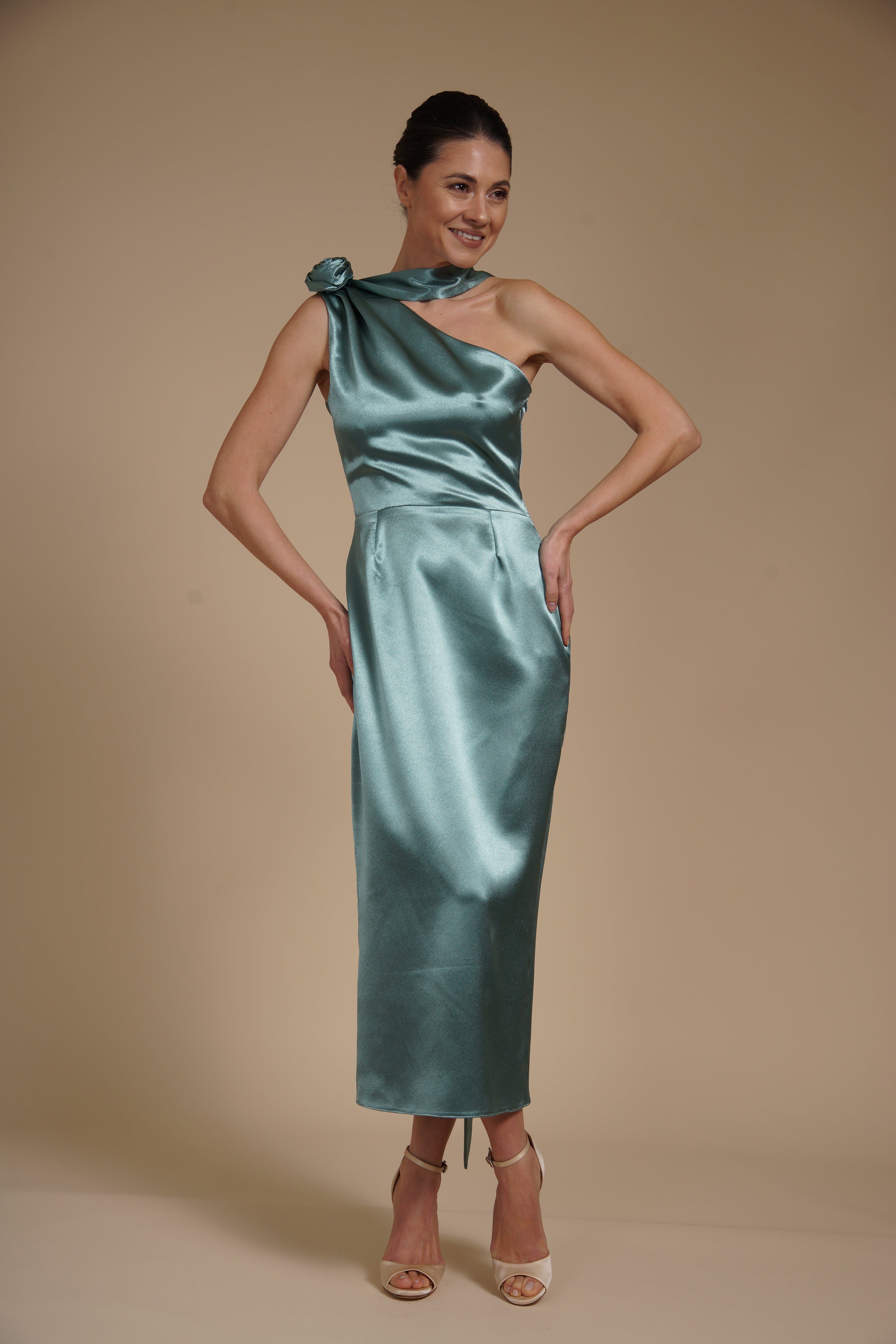 Rochie Verde Ou de Rata midi eleganta din satin pe umar, cu detaliu floral si croiala midi