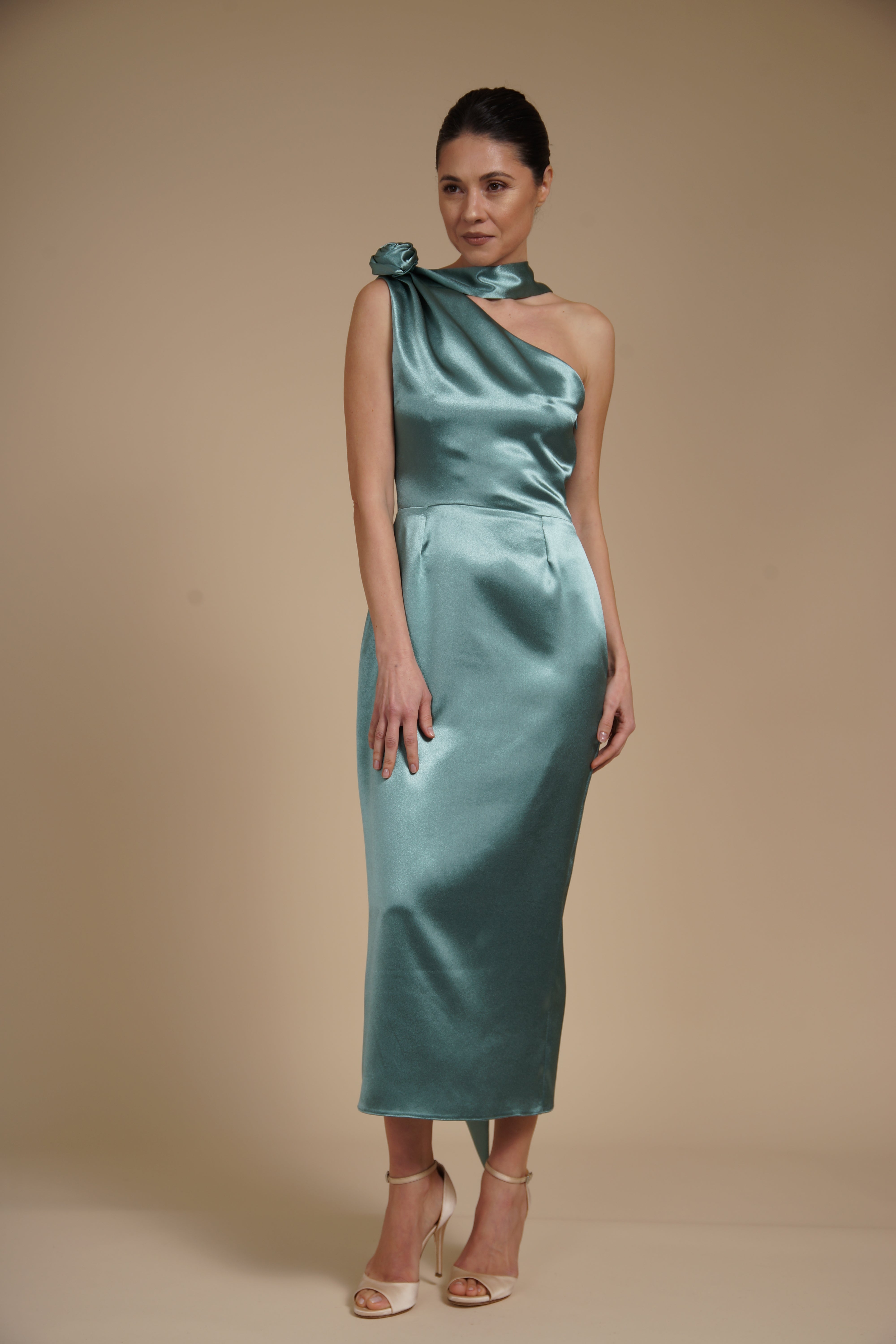 Rochie Verde Ou de Rata midi eleganta din satin pe umar, cu detaliu floral si croiala midi