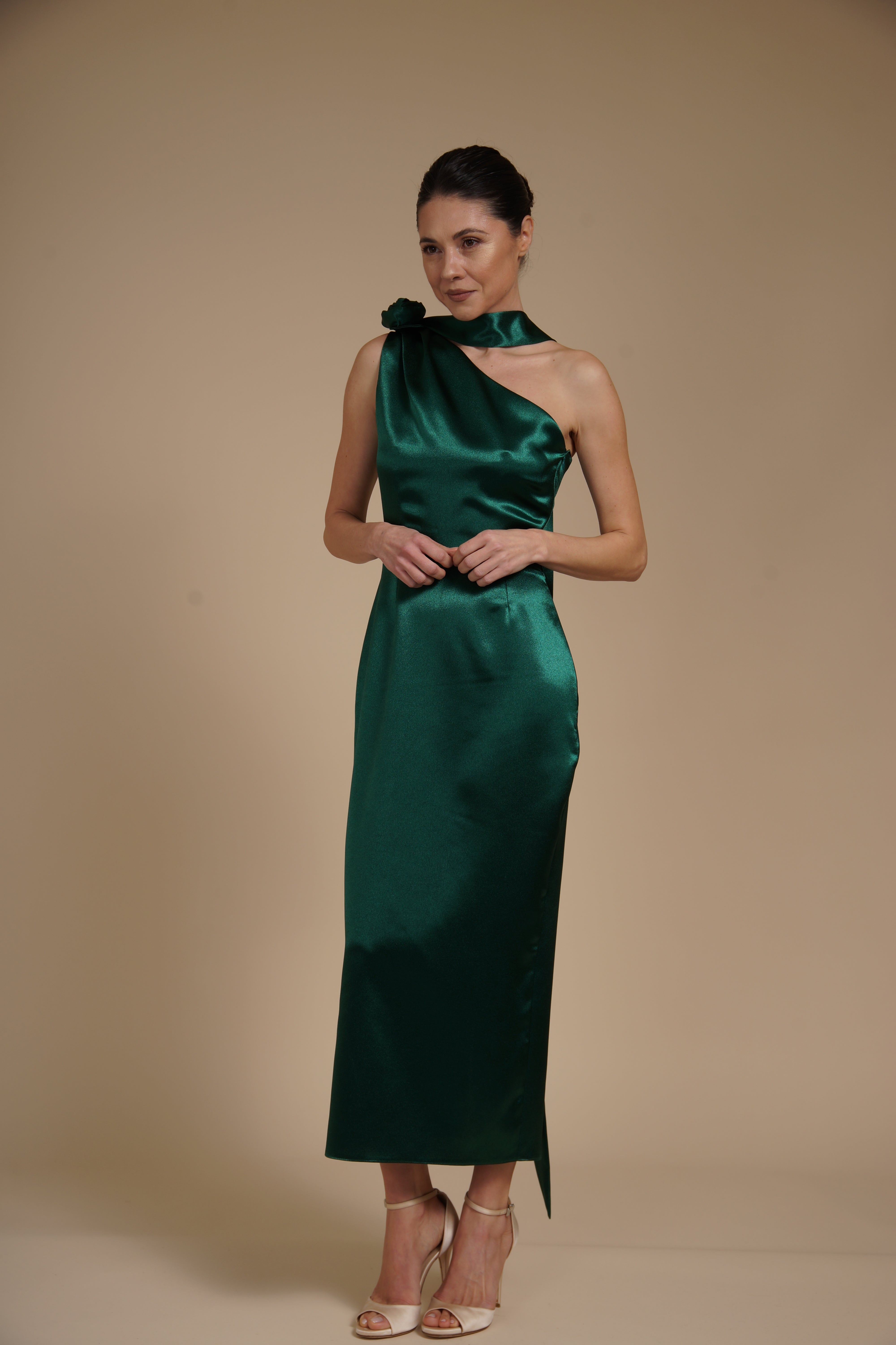 Rochie Verde Smarald midi eleganta din satin pe umar, cu detaliu floral si croiala midi