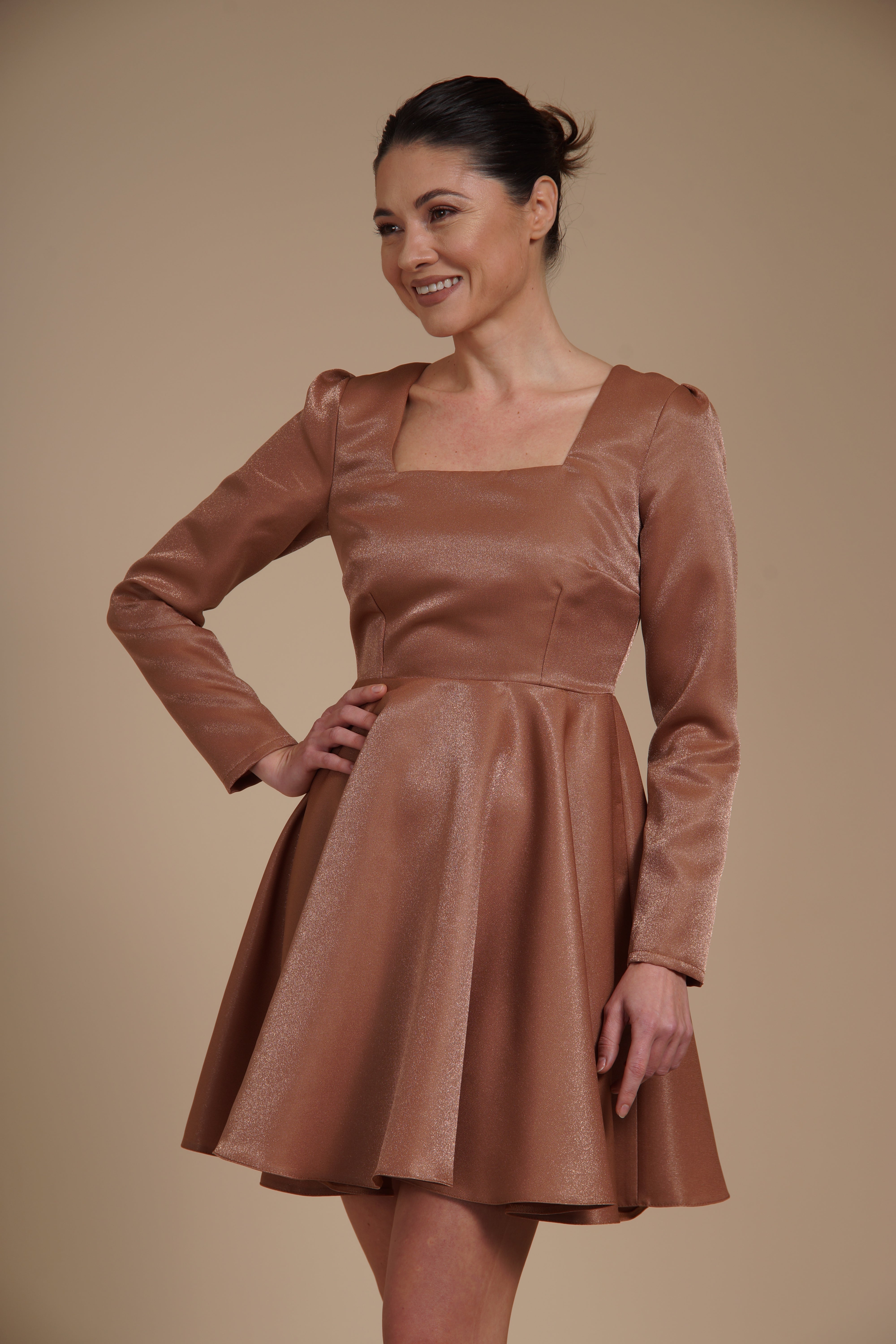 Rochie mini eleganta din tafta fixa gloss Bronz, cu croi tip A, decolteu patrat si maneci lungi