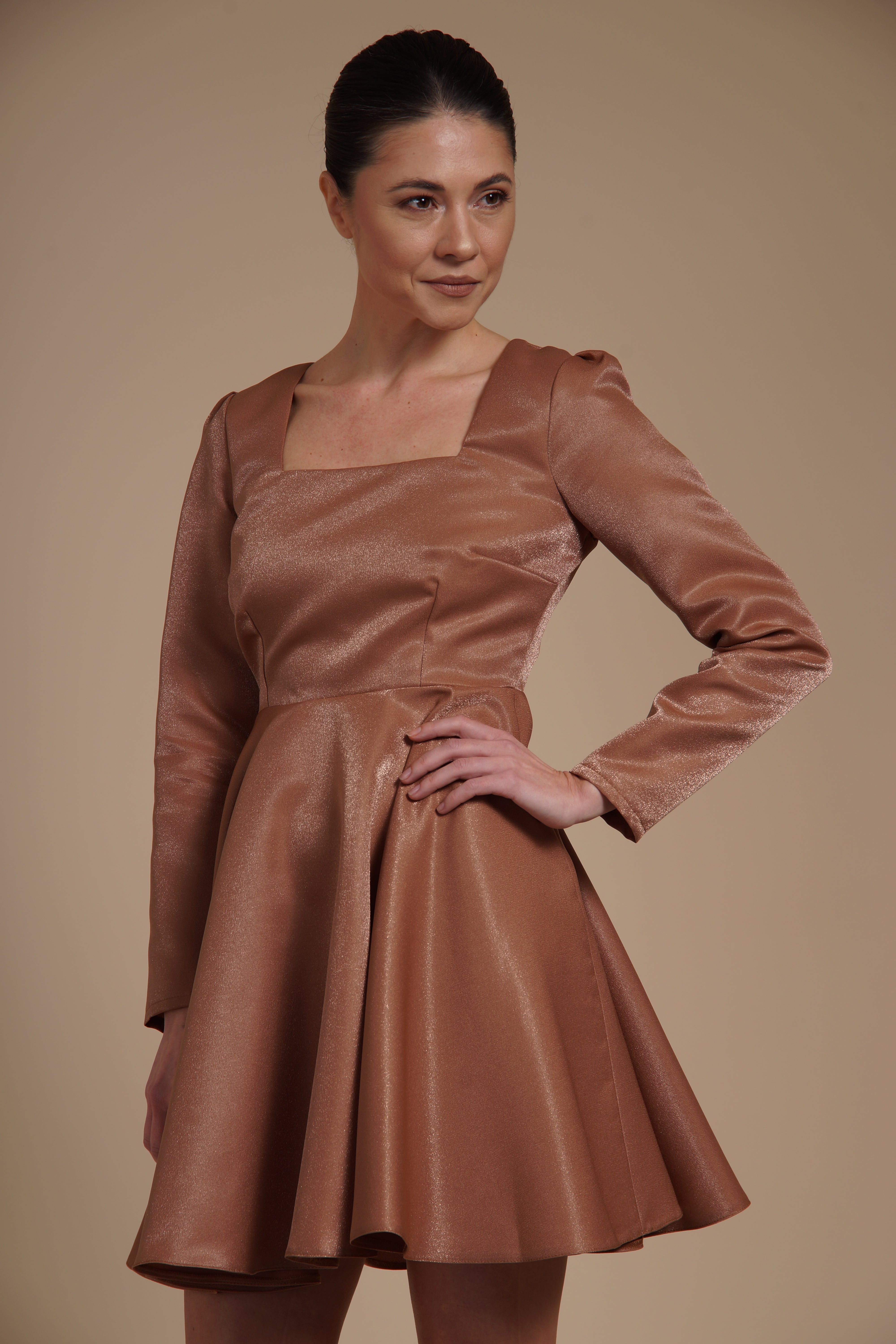 Rochie mini eleganta din tafta fixa gloss Bronz, cu croi tip A, decolteu patrat si maneci lungi