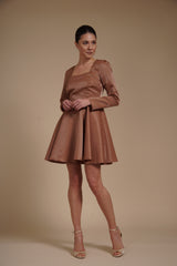 Rochie mini eleganta din tafta fixa gloss Bronz, cu croi tip A, decolteu patrat si maneci lungi