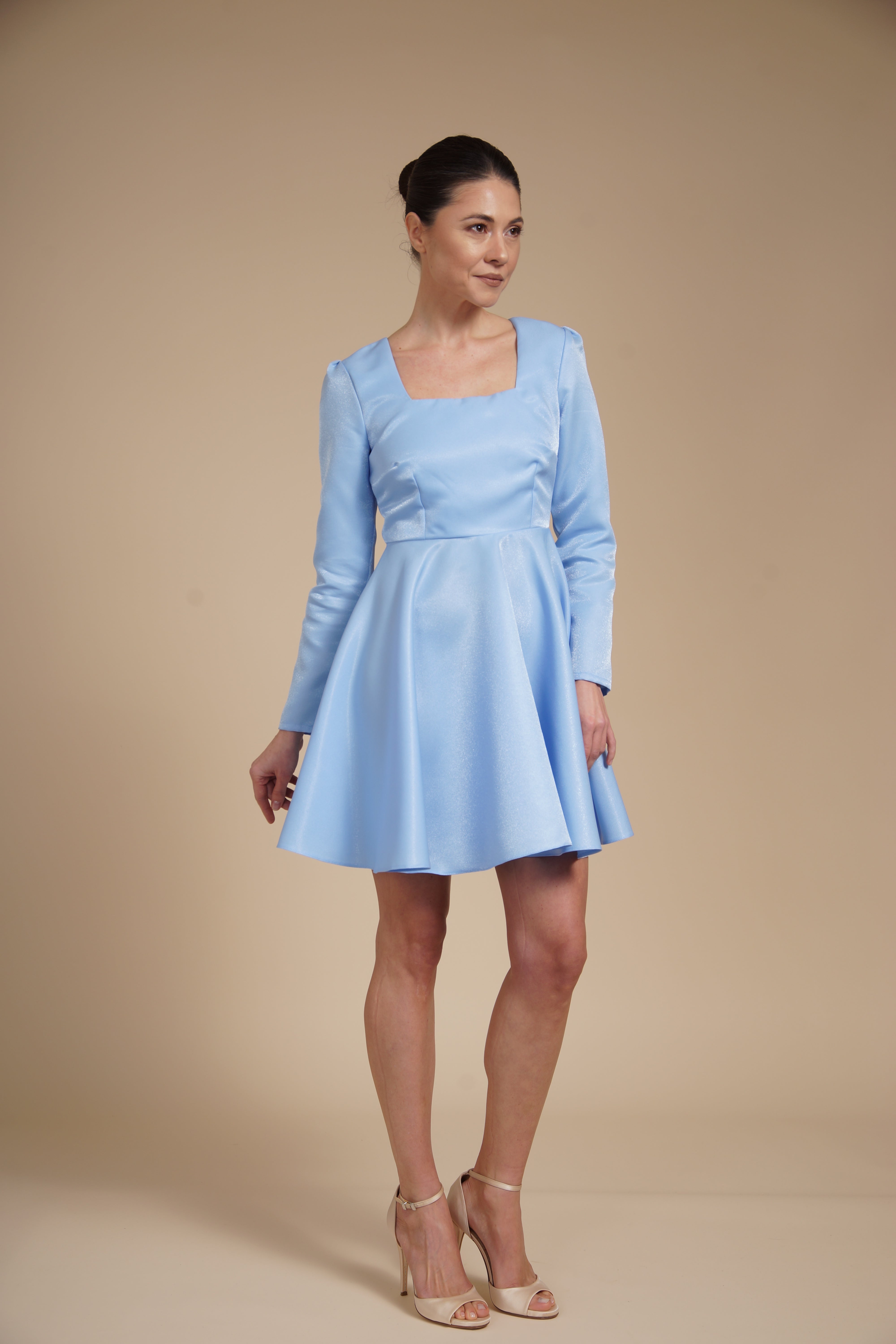 Rochie mini eleganta din tafta fixa gloss Baby Blue, cu croi tip A, decolteu patrat si maneci lungi