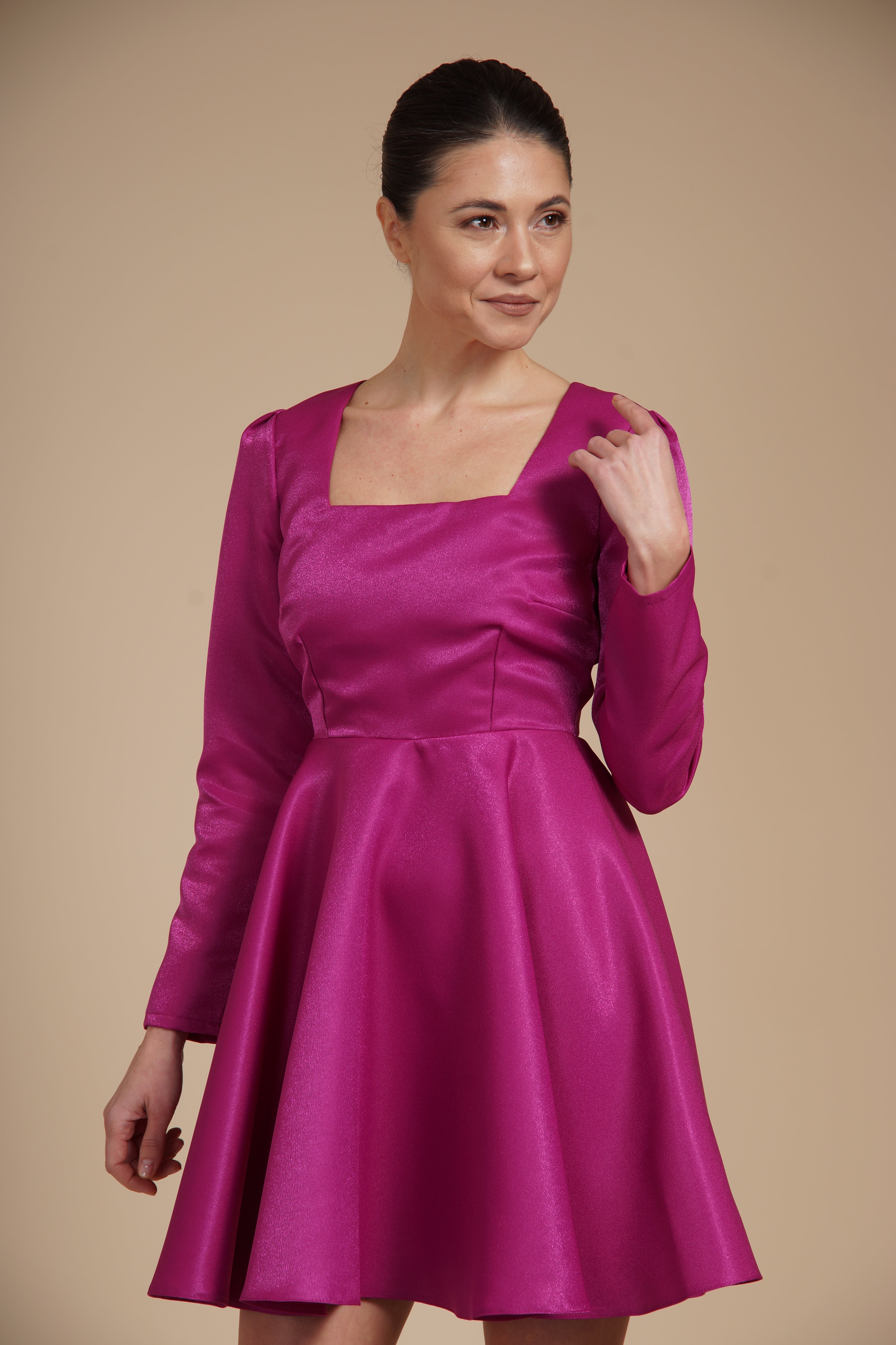 Rochie mini eleganta din tafta fixa gloss Fucsia, cu croi tip A, decolteu patrat si maneci lungi