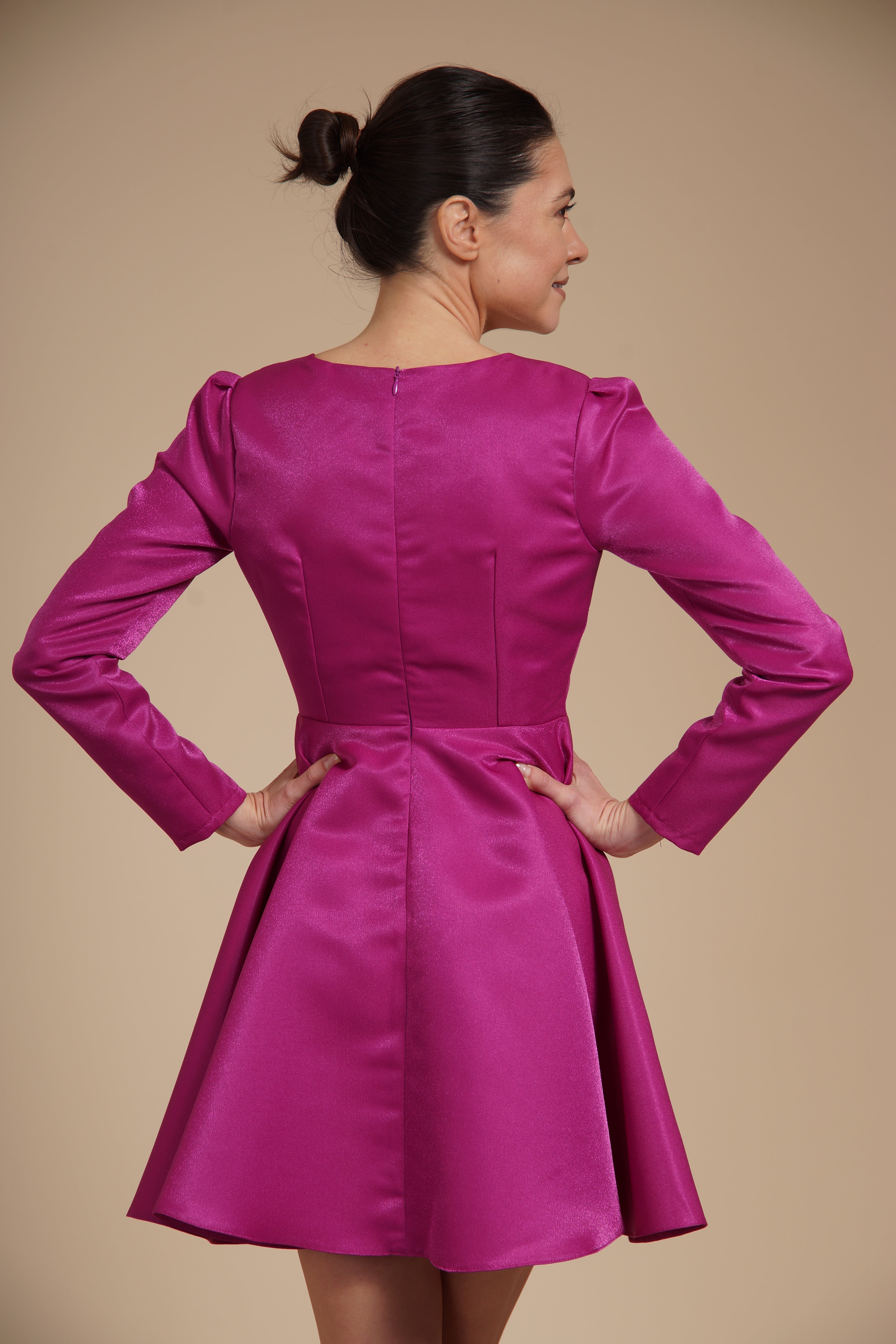 Rochie mini eleganta din tafta fixa gloss Fucsia, cu croi tip A, decolteu patrat si maneci lungi