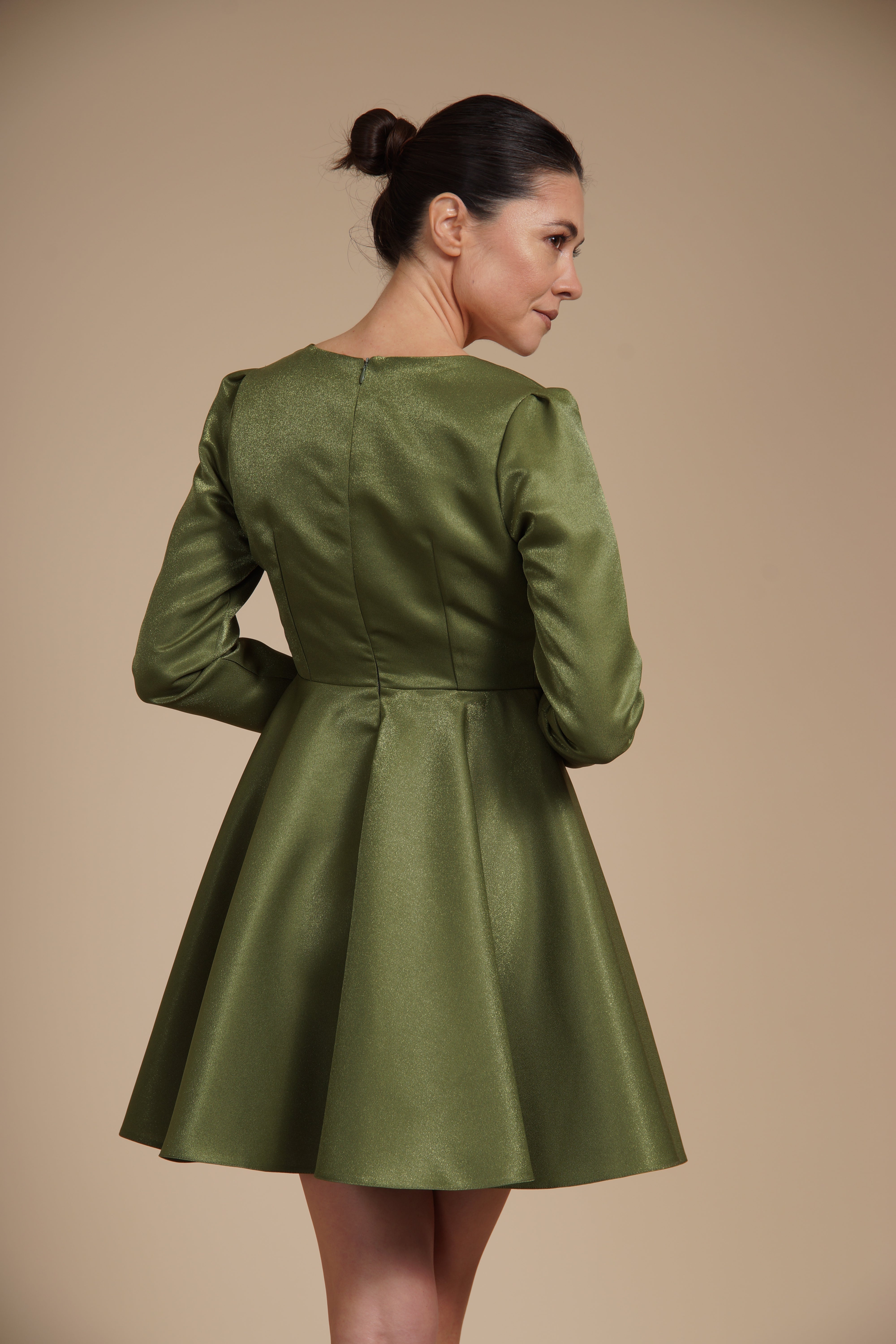 Rochie mini eleganta din tafta fixa gloss Olive, cu croi tip A, decolteu patrat si maneci lungi