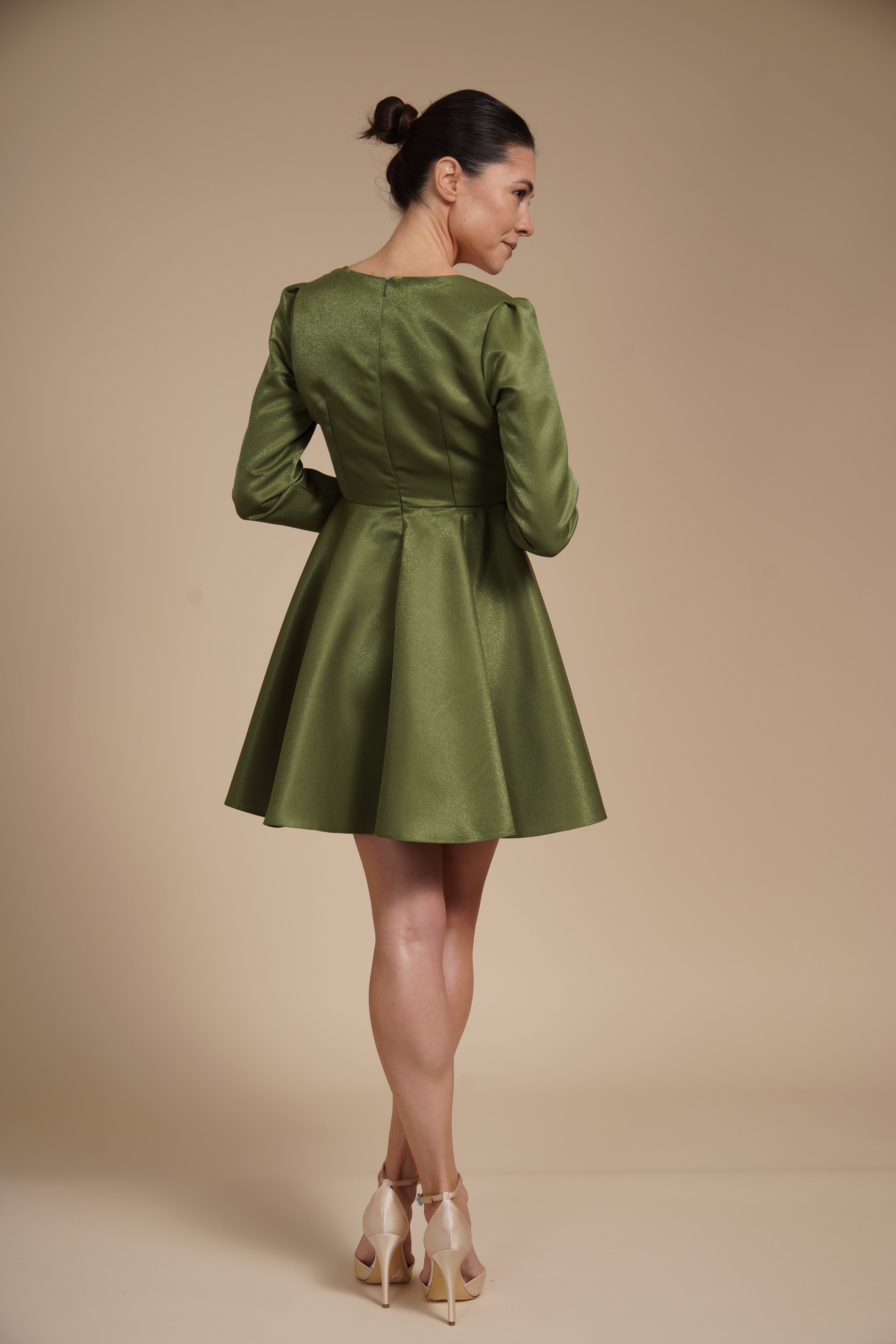 Rochie mini eleganta din tafta fixa gloss Olive, cu croi tip A, decolteu patrat si maneci lungi
