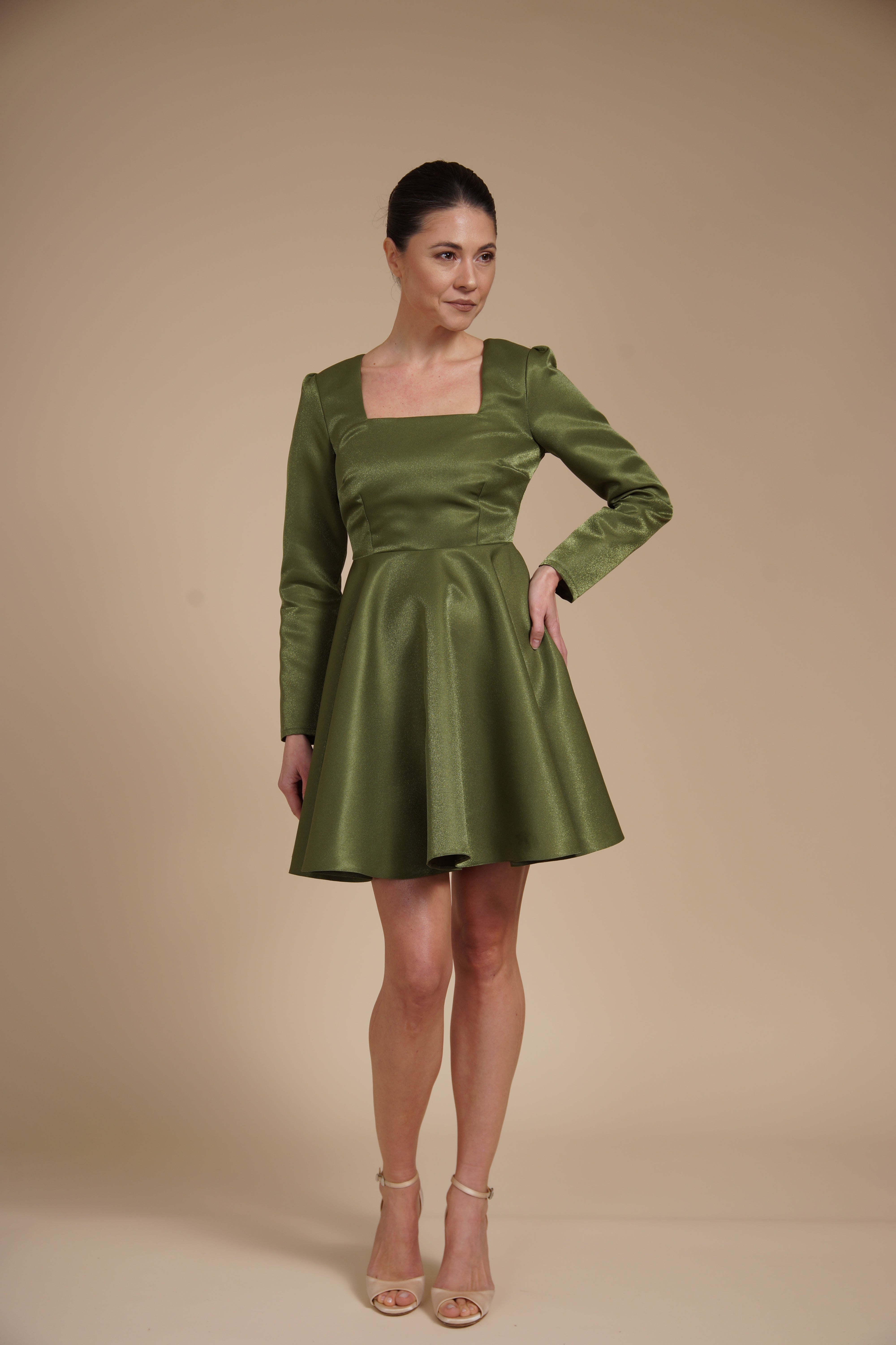 Rochie mini eleganta din tafta fixa gloss Olive, cu croi tip A, decolteu patrat si maneci lungi
