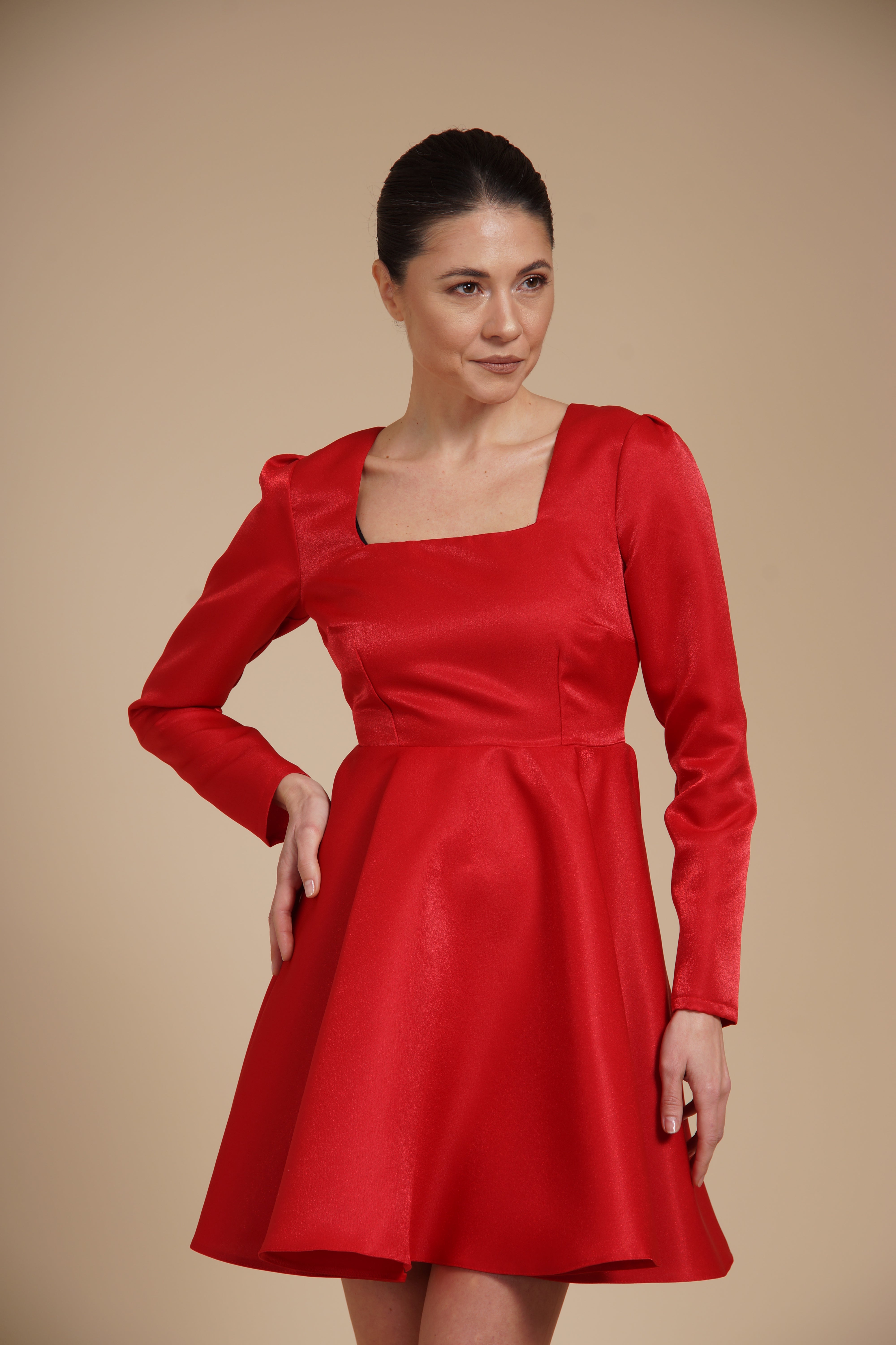 Rochie mini Rosie eleganta din tafta fixa gloss , cu croi tip A, decolteu patrat si maneci lungi