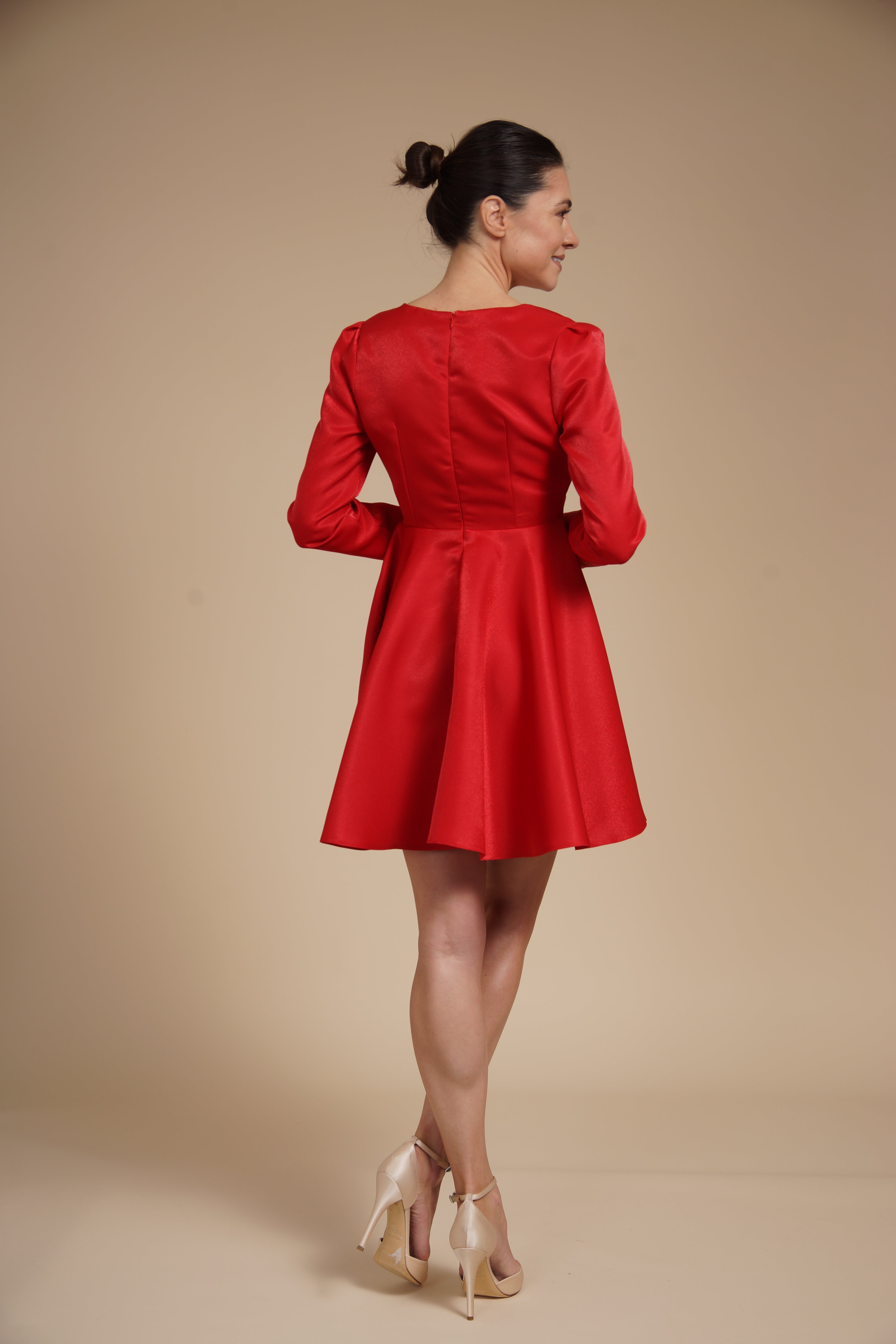 Rochie mini Rosie eleganta din tafta fixa gloss , cu croi tip A, decolteu patrat si maneci lungi