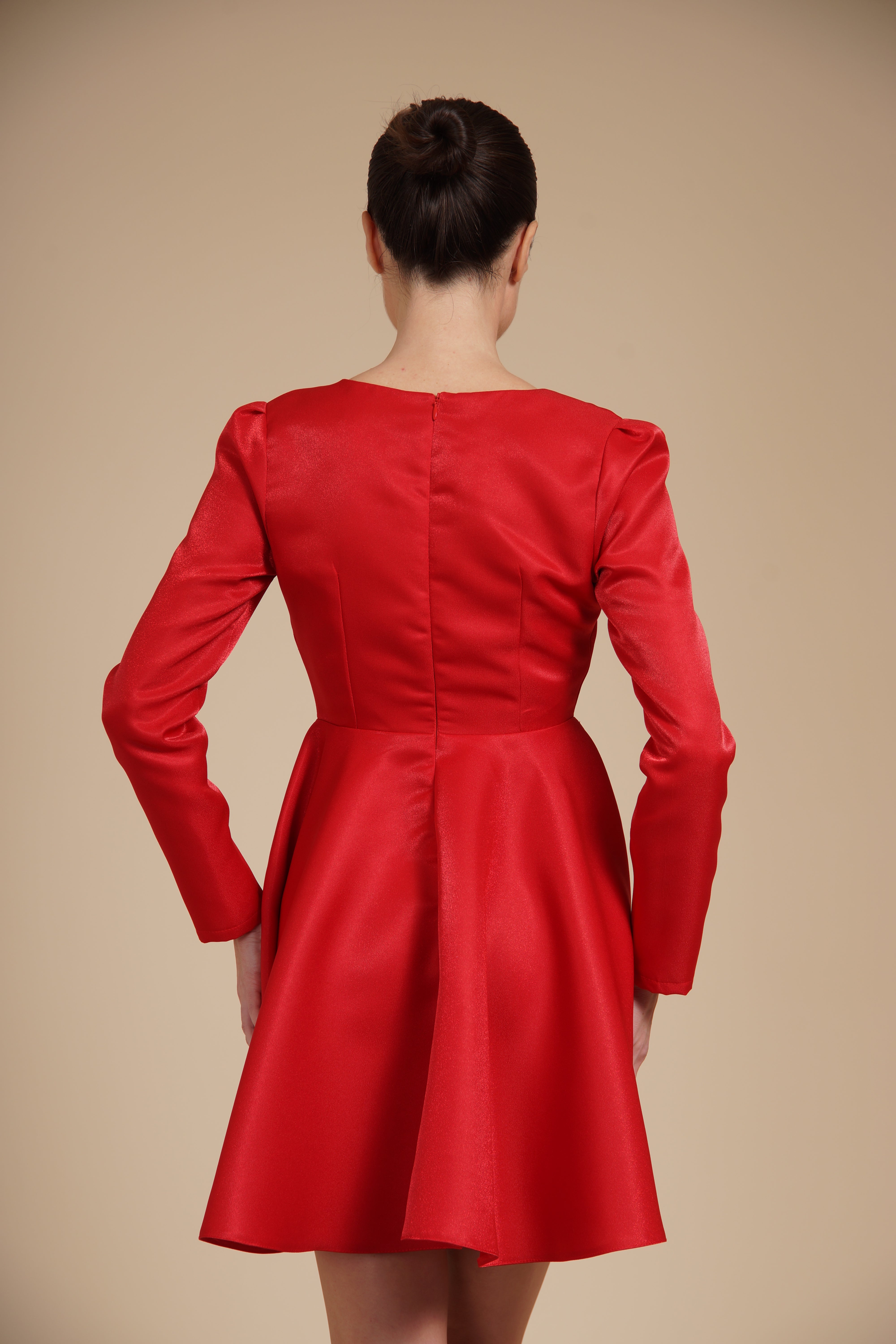 Rochie mini Rosie eleganta din tafta fixa gloss , cu croi tip A, decolteu patrat si maneci lungi