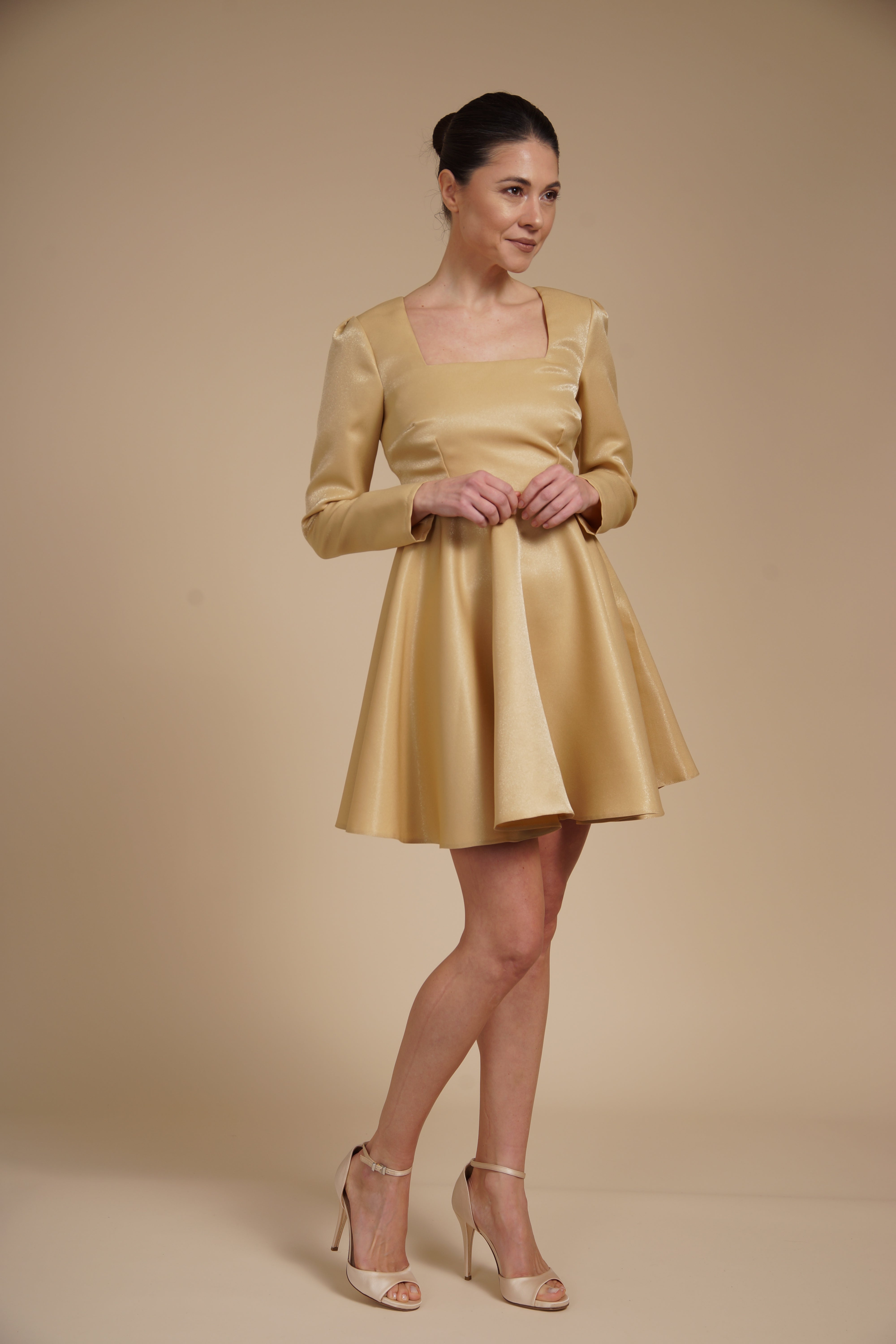 Rochie mini eleganta din tafta fixa gloss Aurie, cu croi tip A, decolteu patrat si maneci lungi