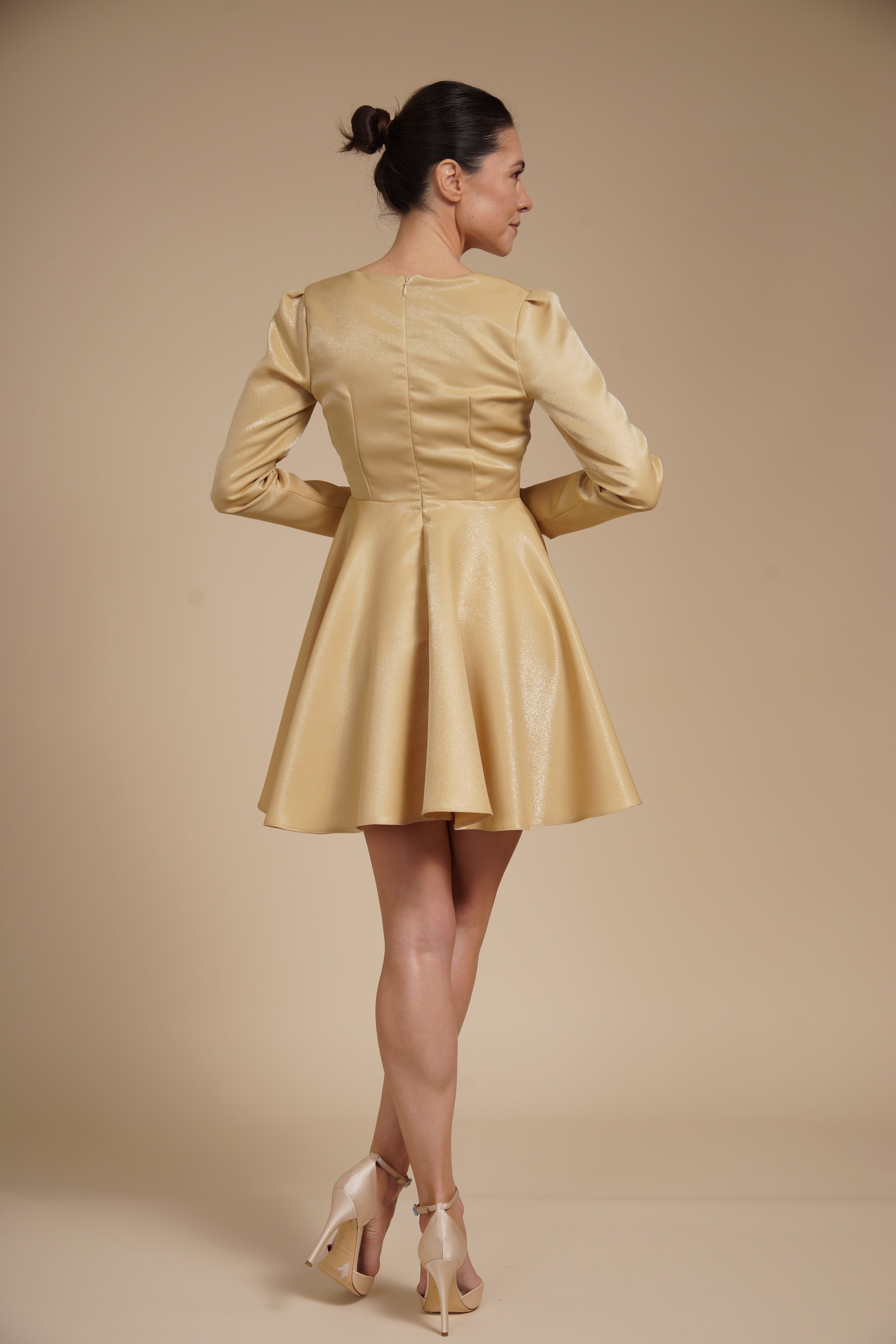Rochie mini eleganta din tafta fixa gloss Aurie, cu croi tip A, decolteu patrat si maneci lungi