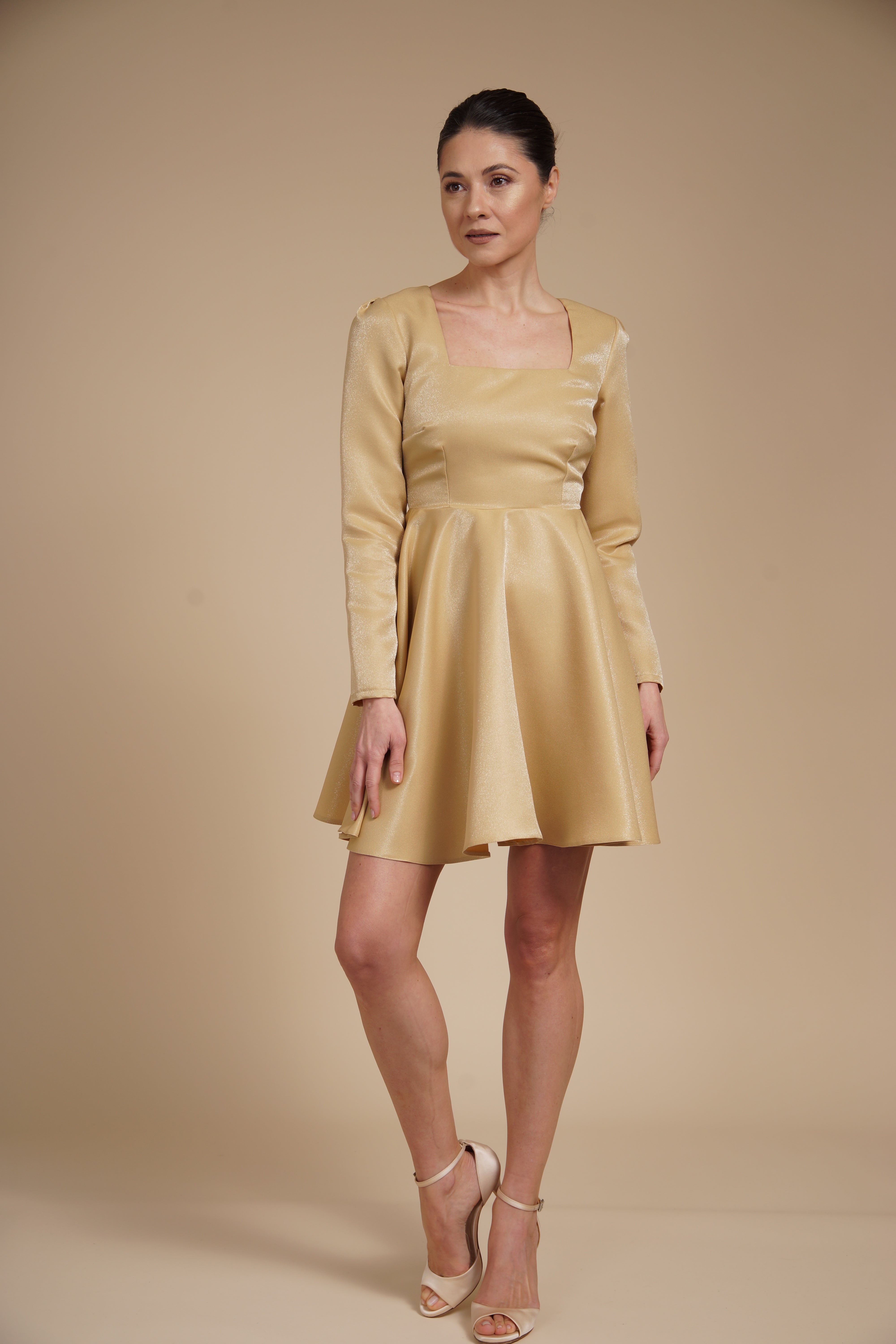 Rochie mini eleganta din tafta fixa gloss Aurie, cu croi tip A, decolteu patrat si maneci lungi