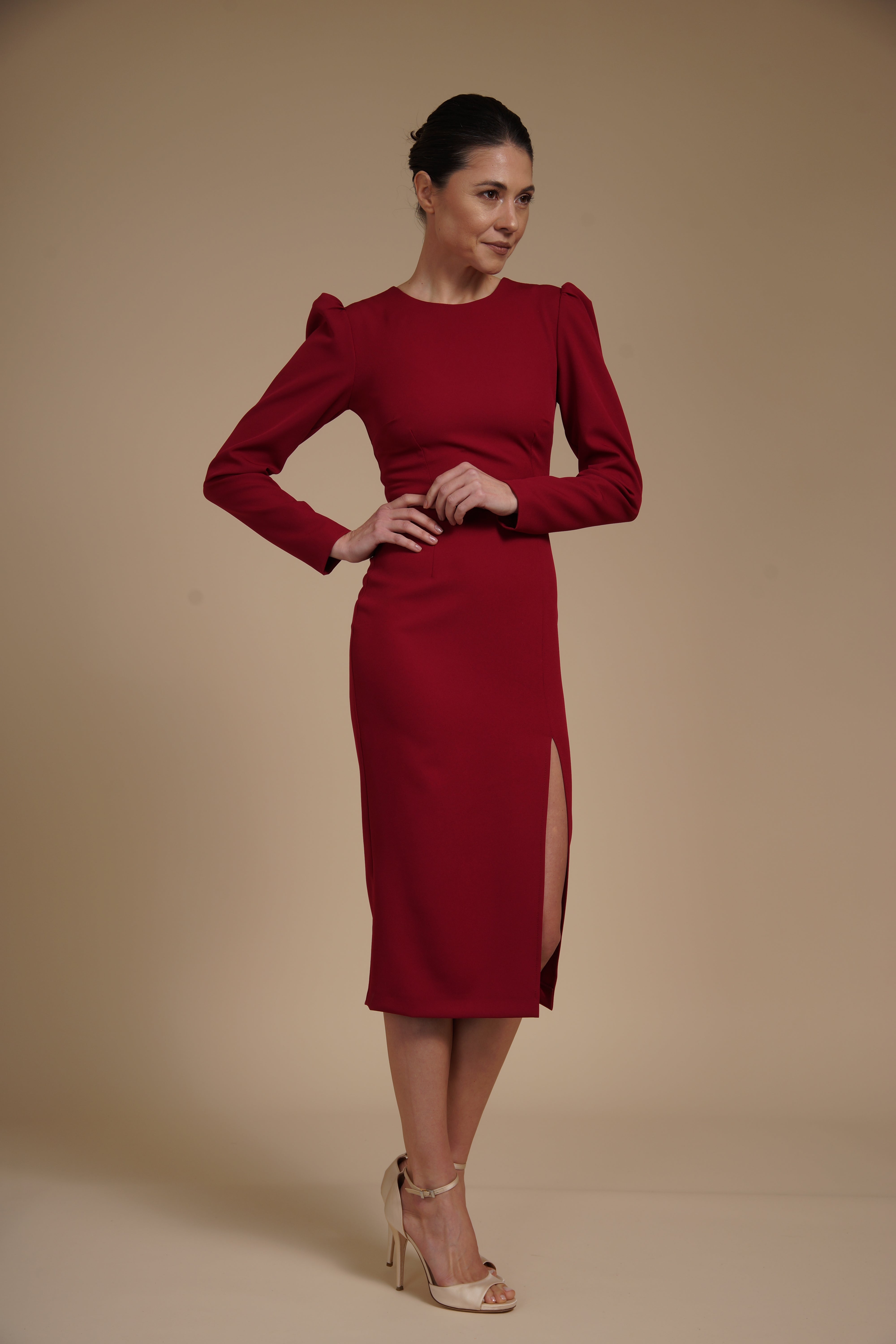 Rochie eleganta midi conica din crep elastic Bordeaux, cu maneci lungi si crapatura