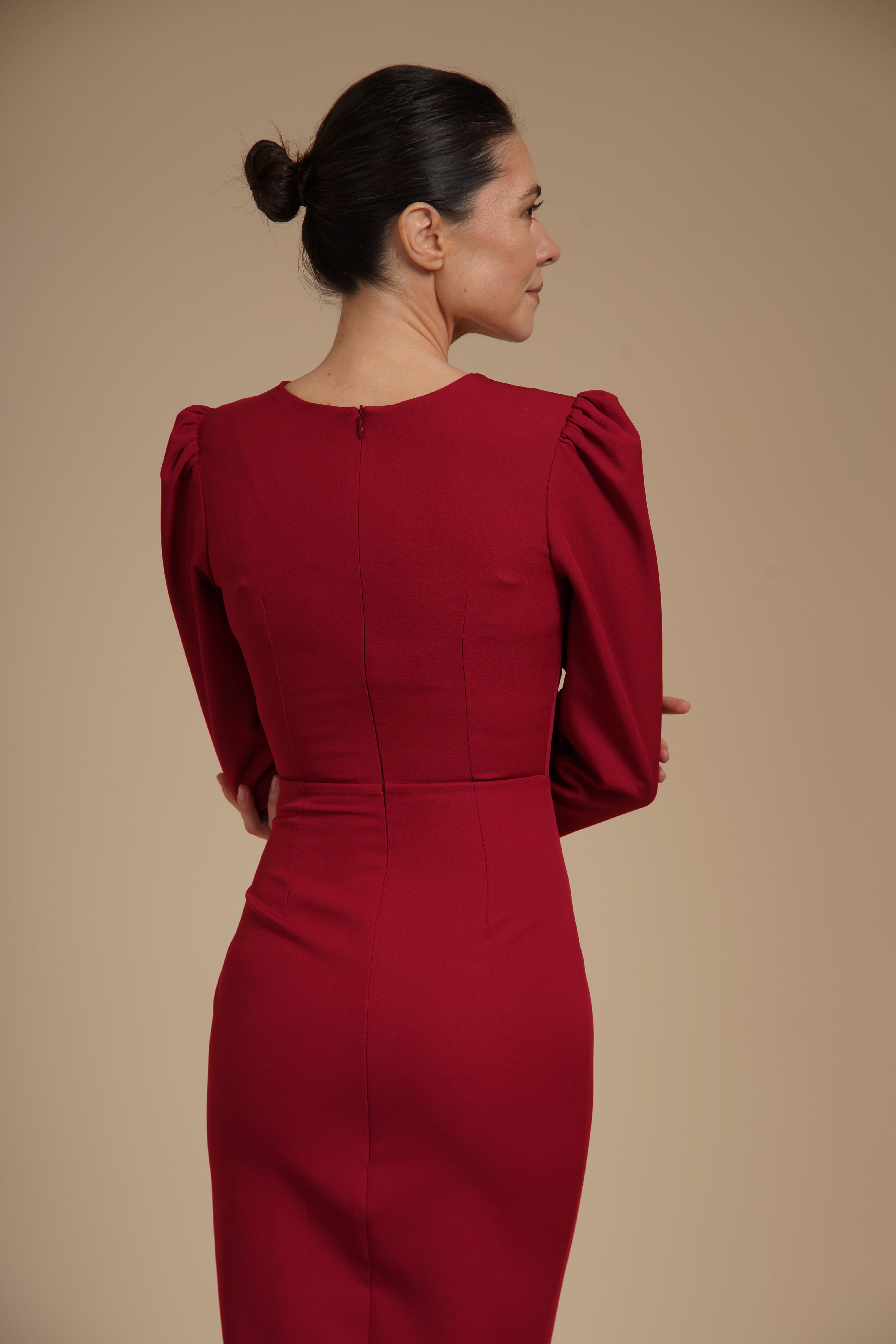 Rochie eleganta midi conica din crep elastic Bordeaux, cu maneci lungi si crapatura