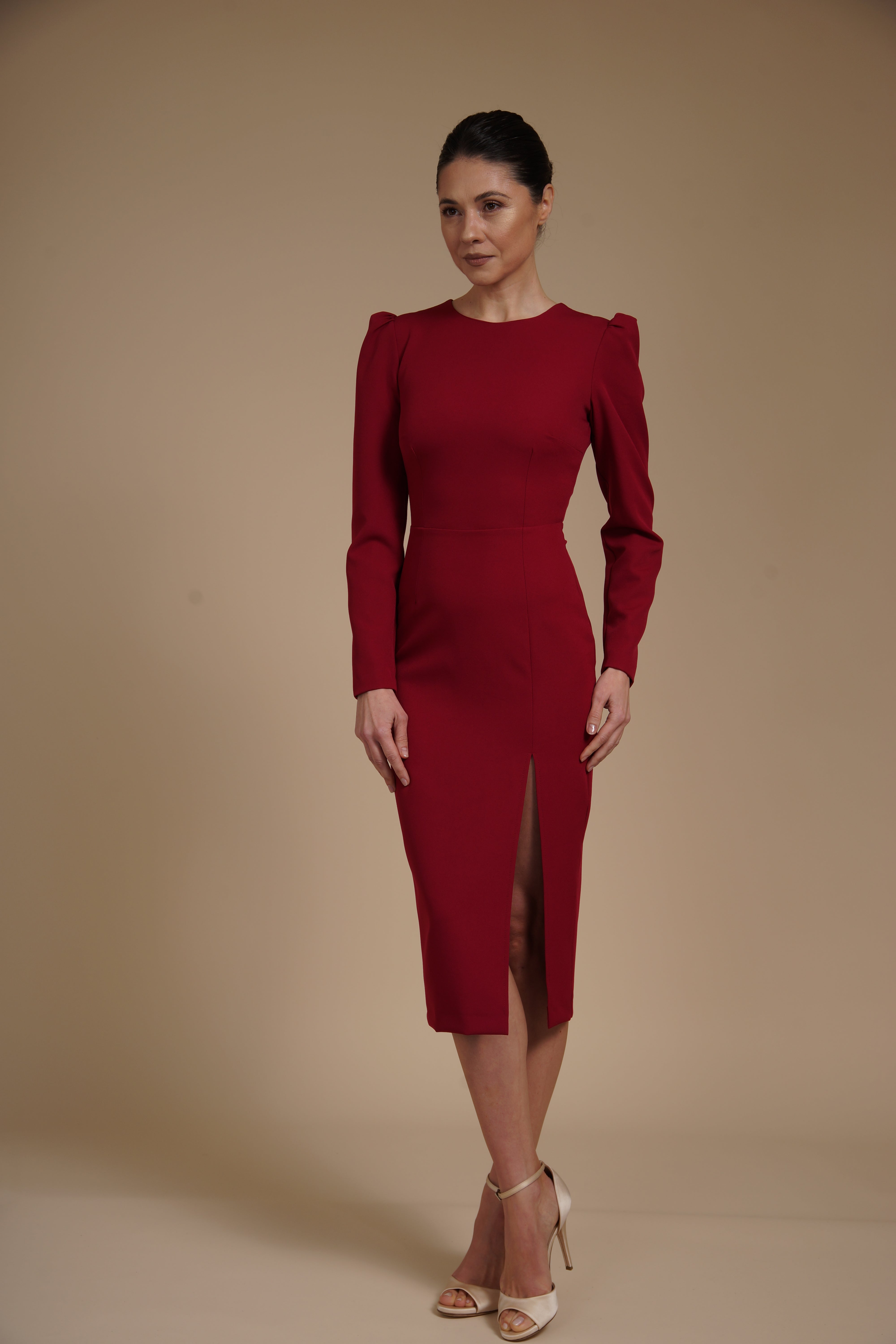 Rochie eleganta midi conica din crep elastic Bordeaux, cu maneci lungi si crapatura
