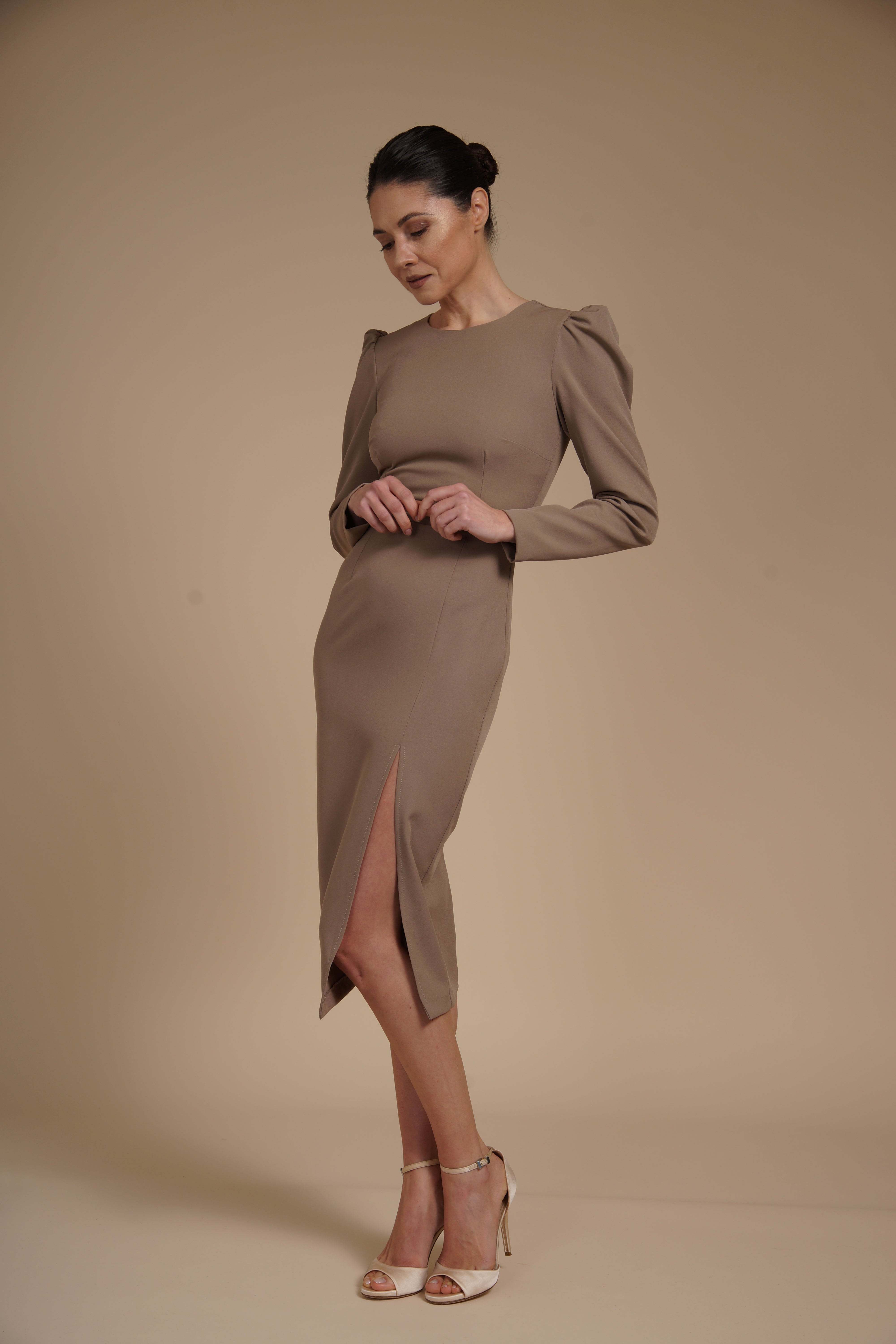 Rochie eleganta midi conica din crep elastic Greige, cu maneci lungi si crapatura