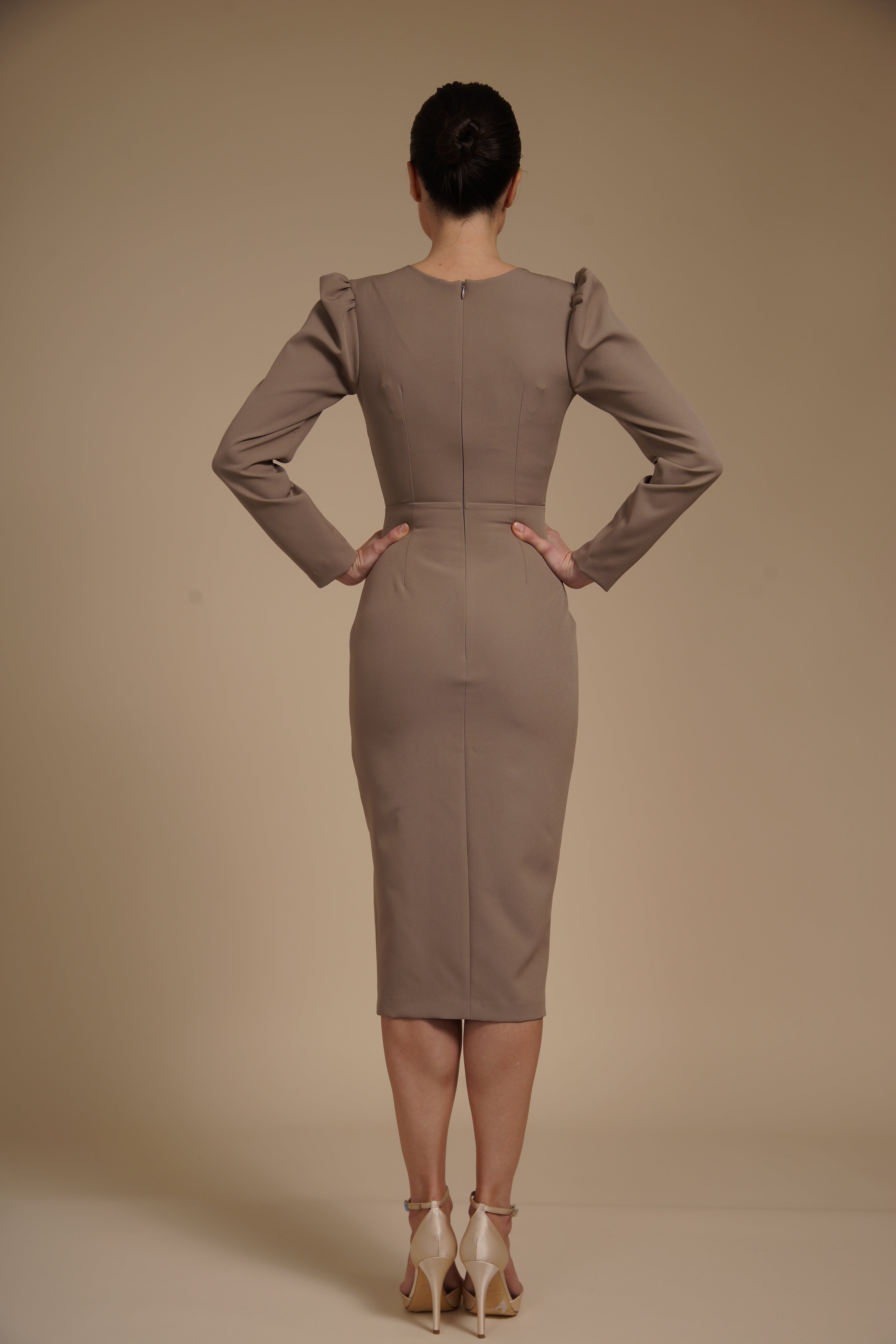 Rochie eleganta midi conica din crep elastic Greige, cu maneci lungi si crapatura