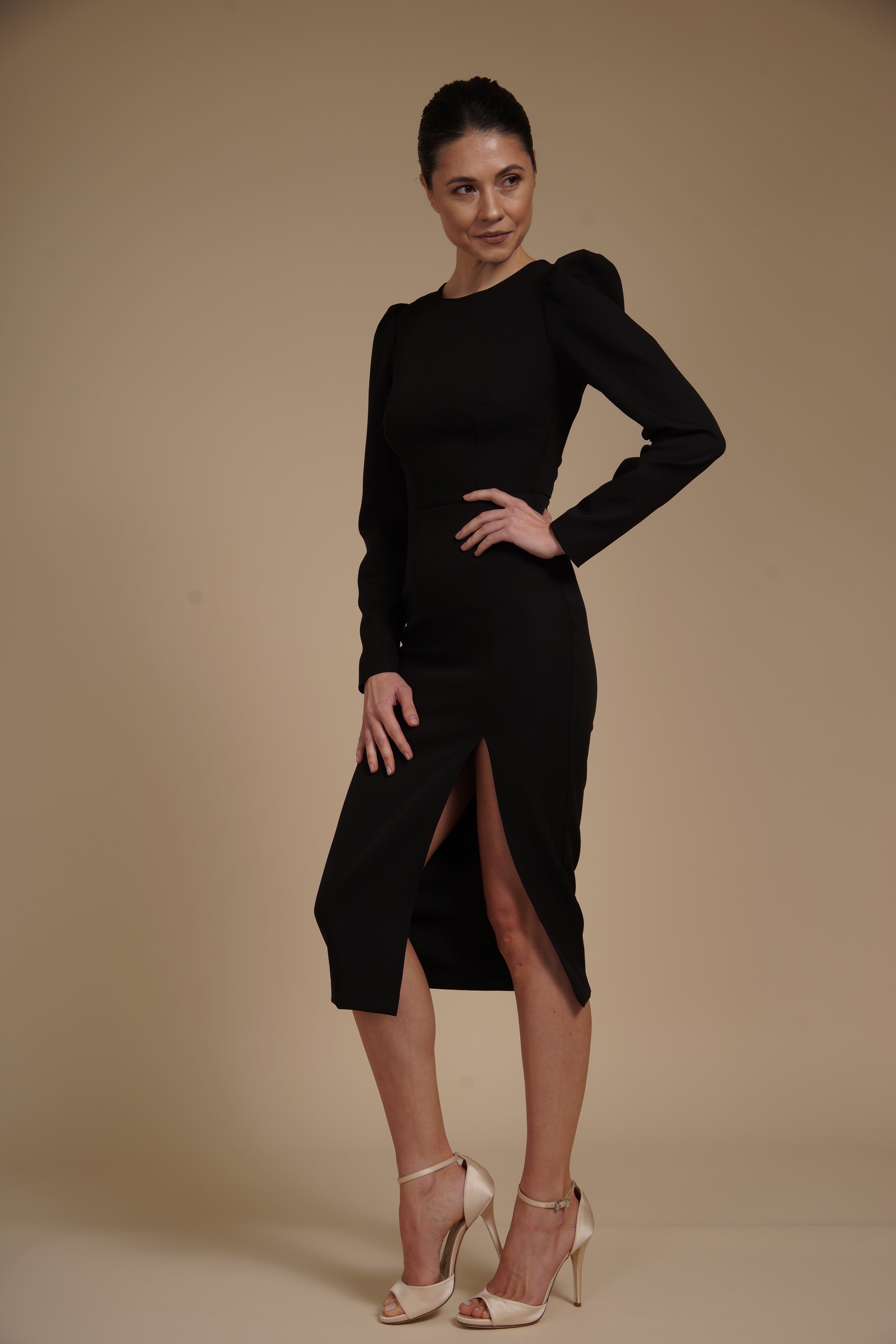 Rochie Neagra eleganta midi conica din crep elastic, cu maneci lungi si crapatura