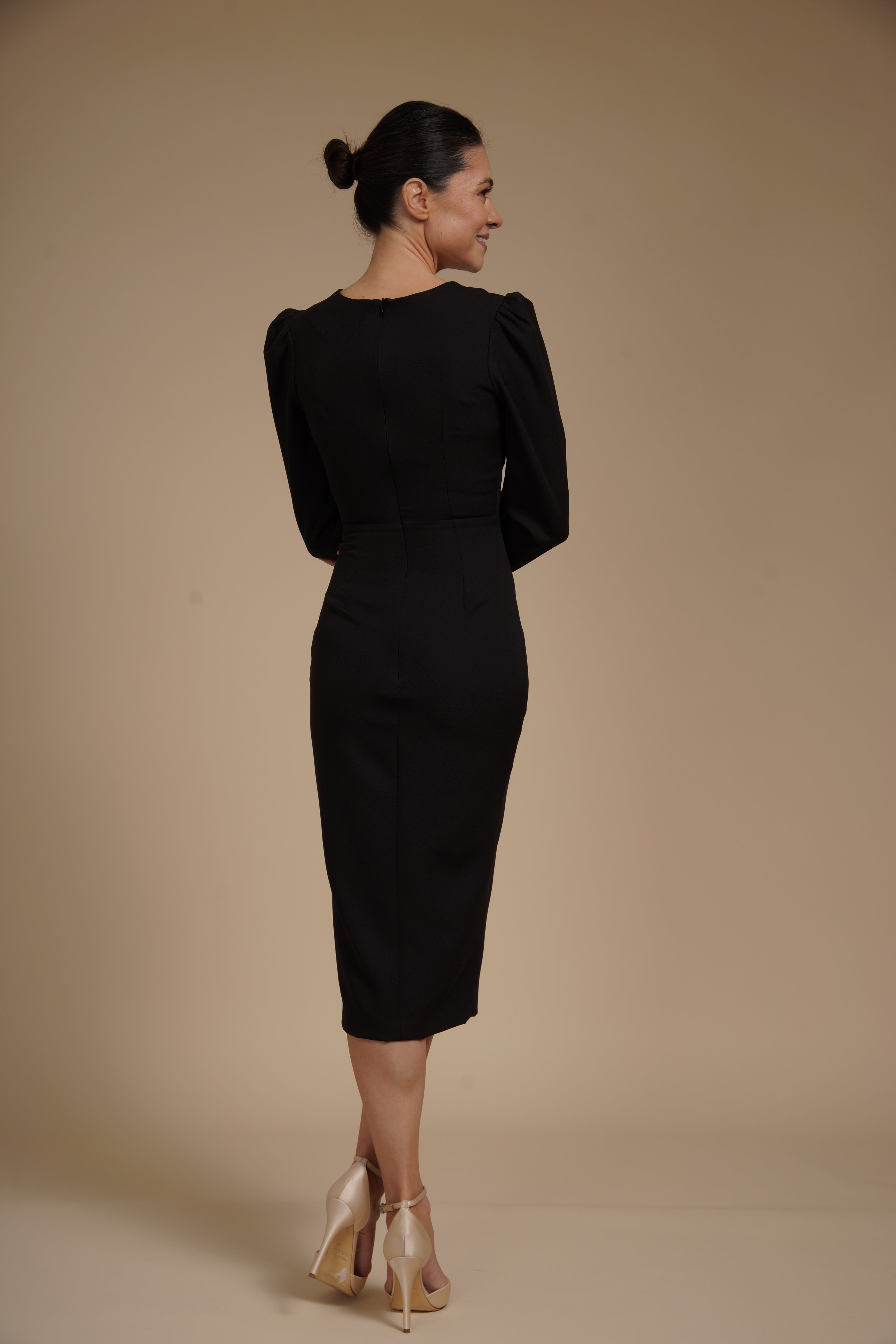 Rochie Neagra eleganta midi conica din crep elastic, cu maneci lungi si crapatura