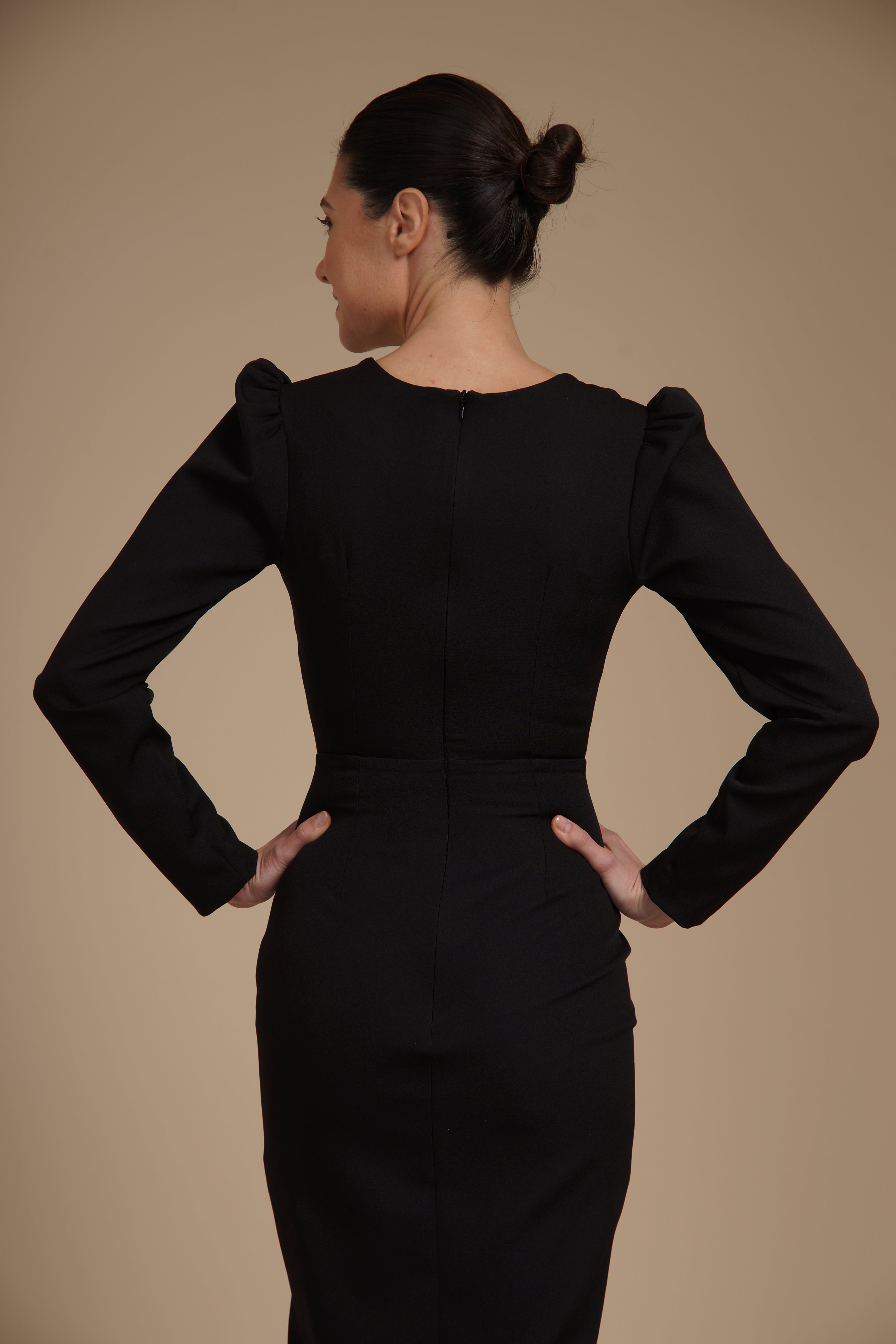 Rochie Neagra eleganta midi conica din crep elastic, cu maneci lungi si crapatura