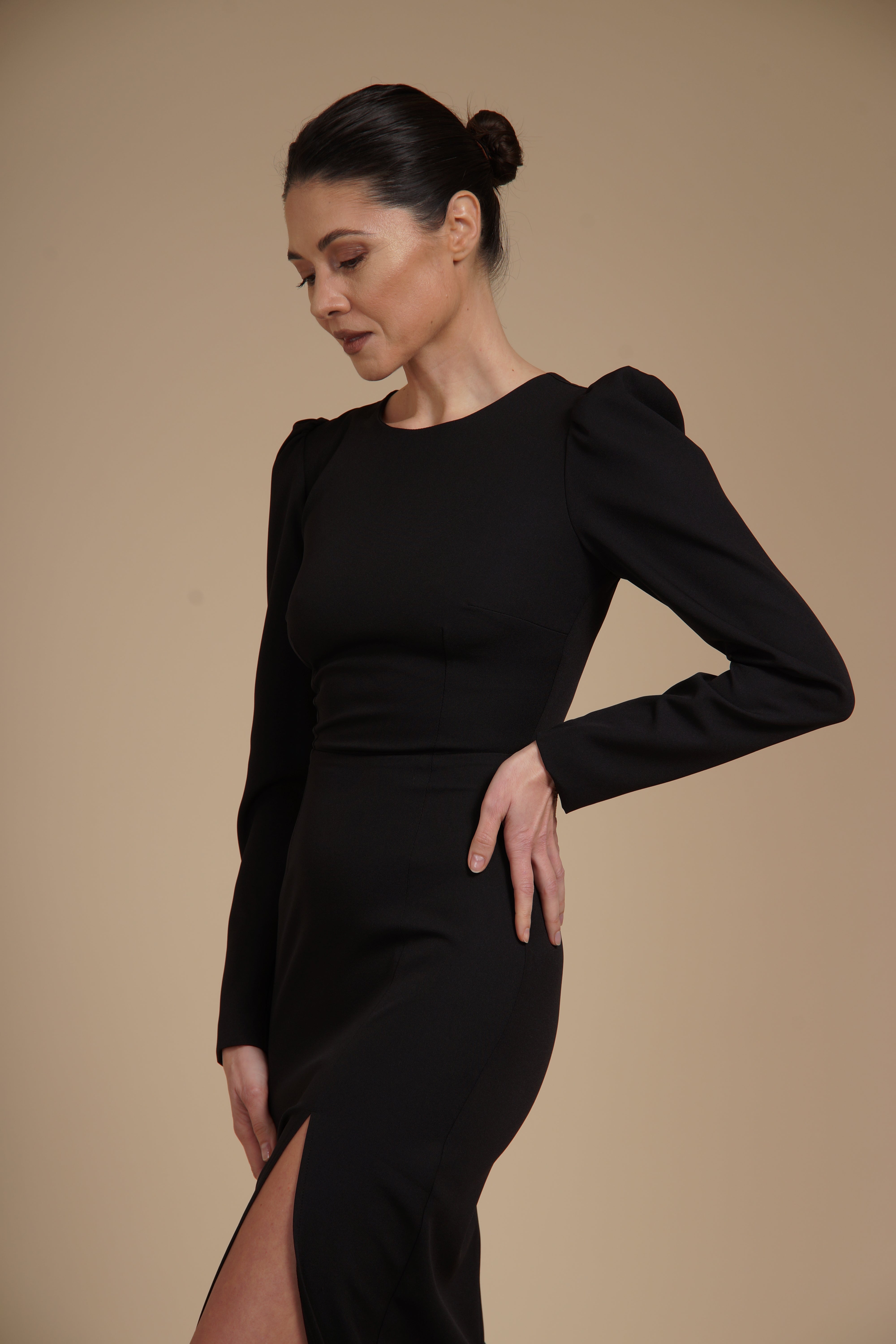 Rochie Neagra eleganta midi conica din crep elastic, cu maneci lungi si crapatura