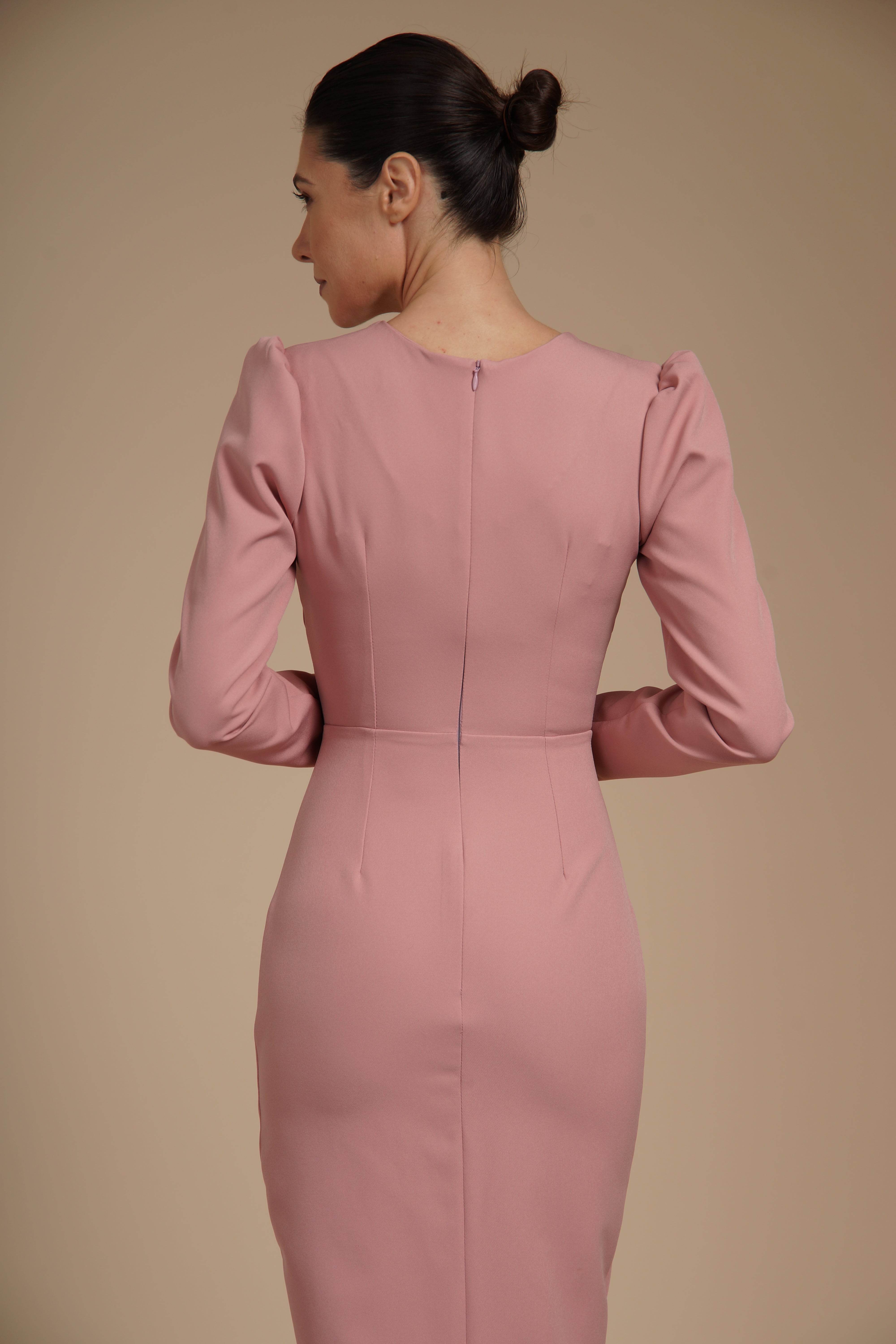 Rochie eleganta midi conica din crep elastic Roz Prafuit, cu maneci lungi si crapatura