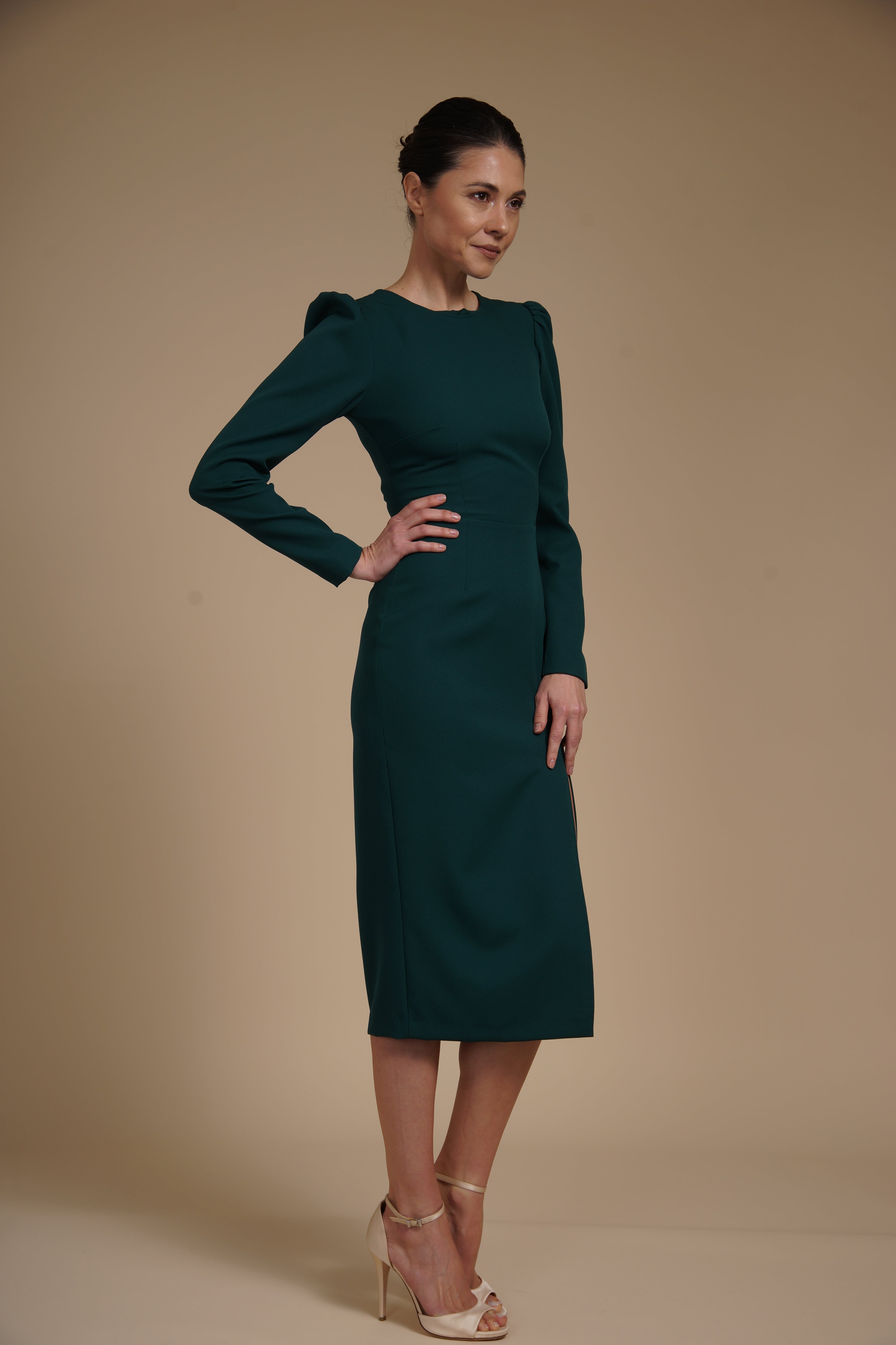 Rochie eleganta midi conica din crep elastic Verde Smarald, cu maneci lungi si crapatura