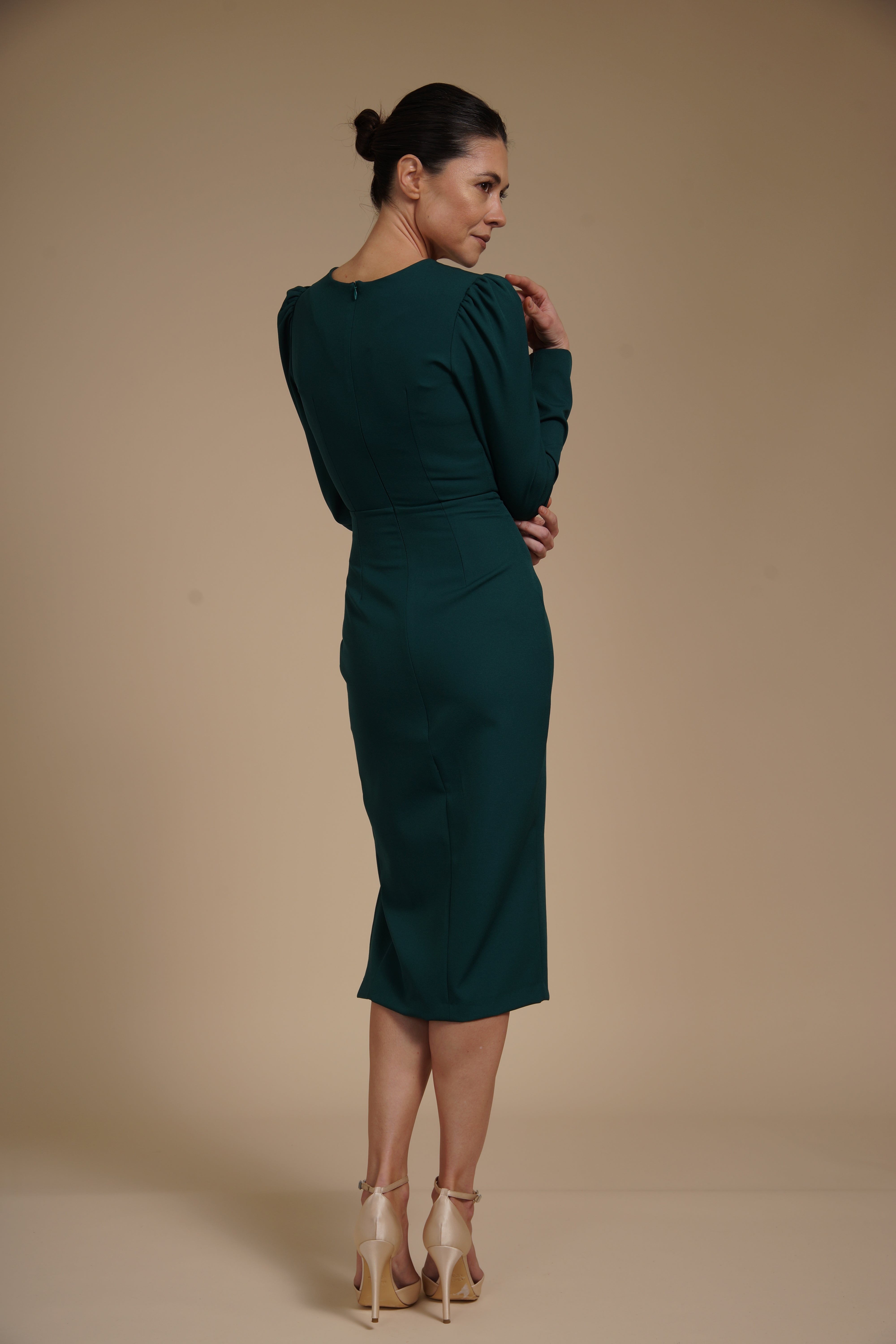 Rochie eleganta midi conica din crep elastic Verde Smarald, cu maneci lungi si crapatura