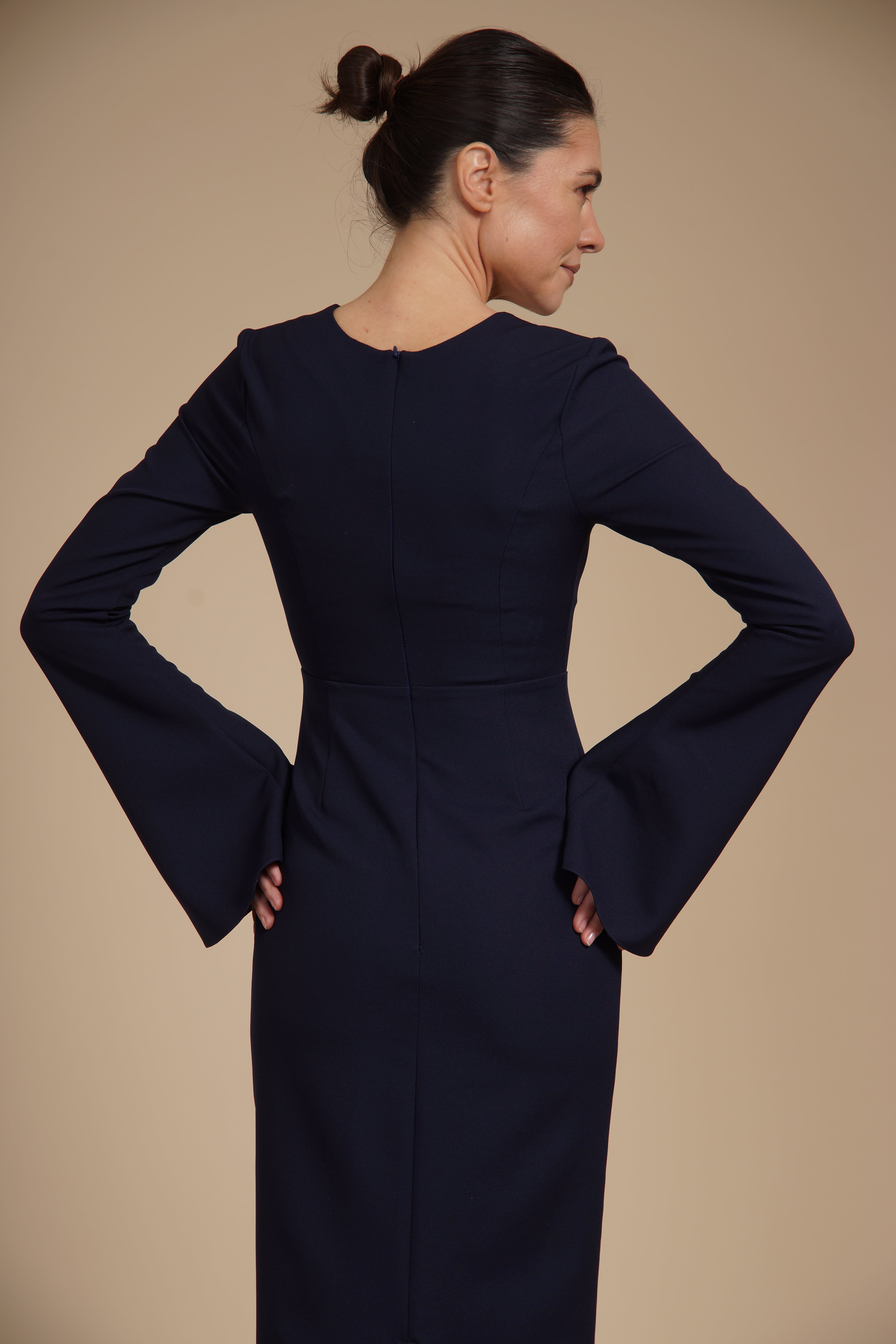 Rochie eleganta midi conica din crep elastic Bleumarin, cu maneci clopot si decolteu rotund