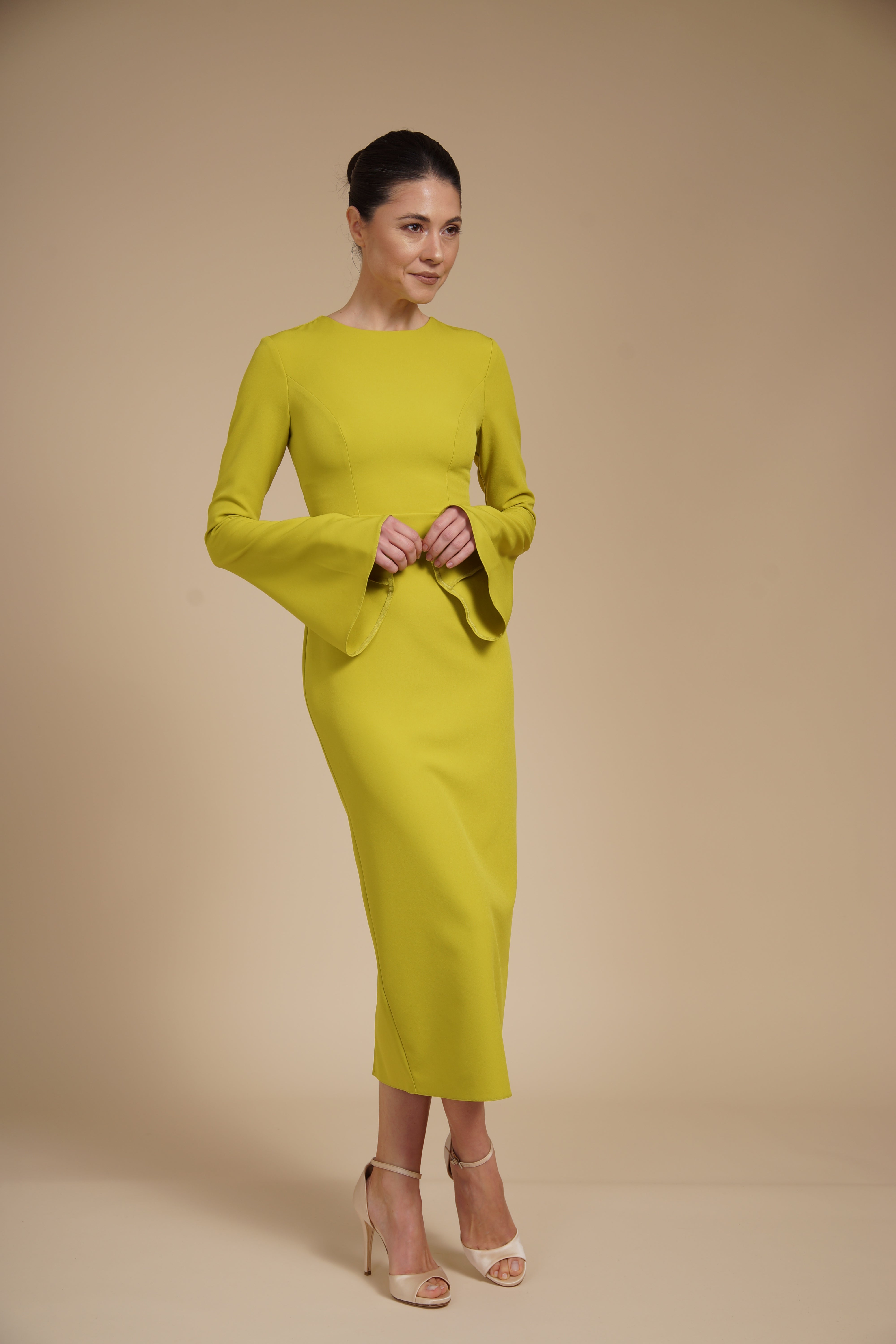 Rochie eleganta midi conica din crep elastic Lime, cu maneci clopot si decolteu rotund