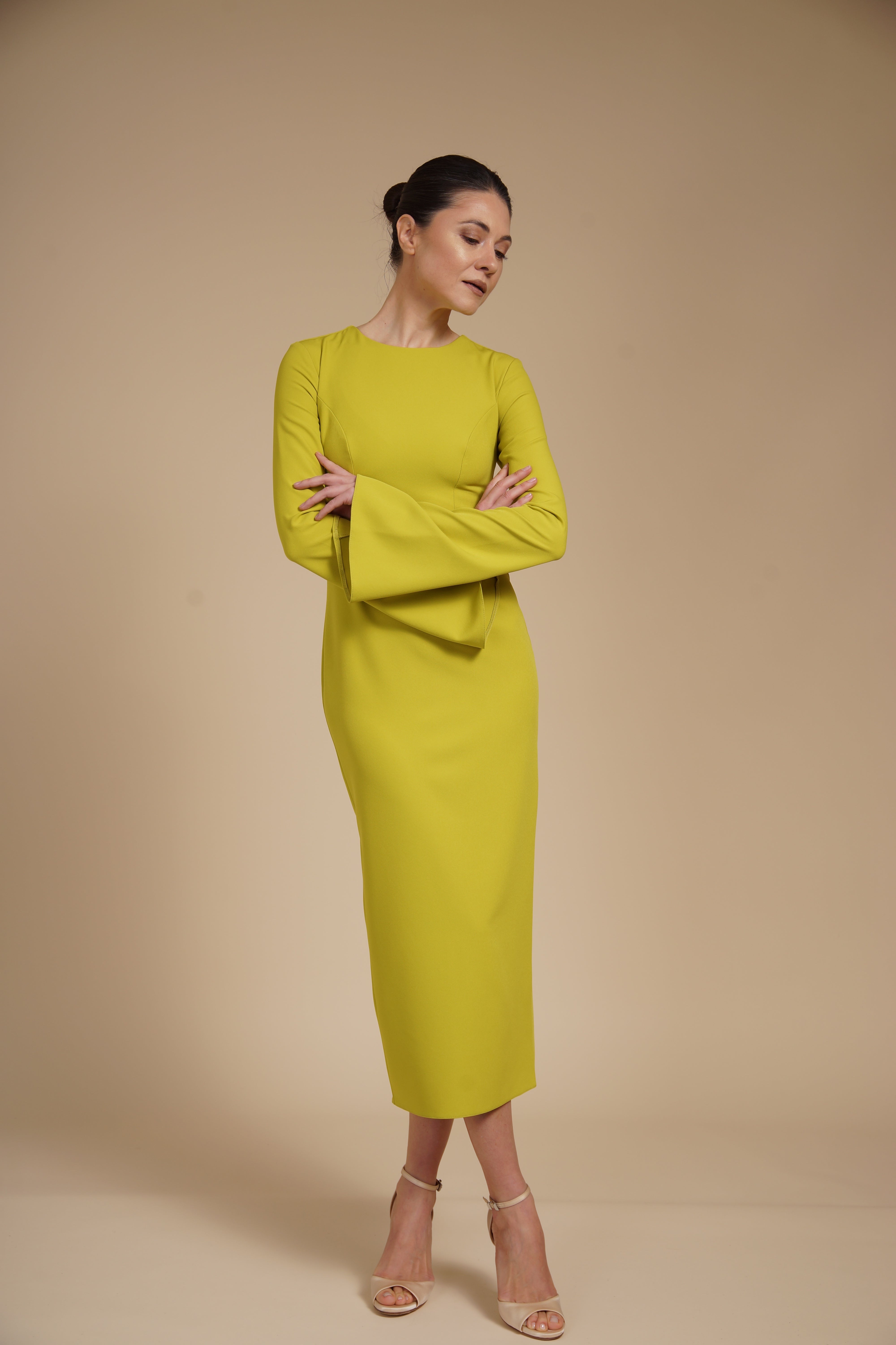 Rochie eleganta midi conica din crep elastic Lime, cu maneci clopot si decolteu rotund