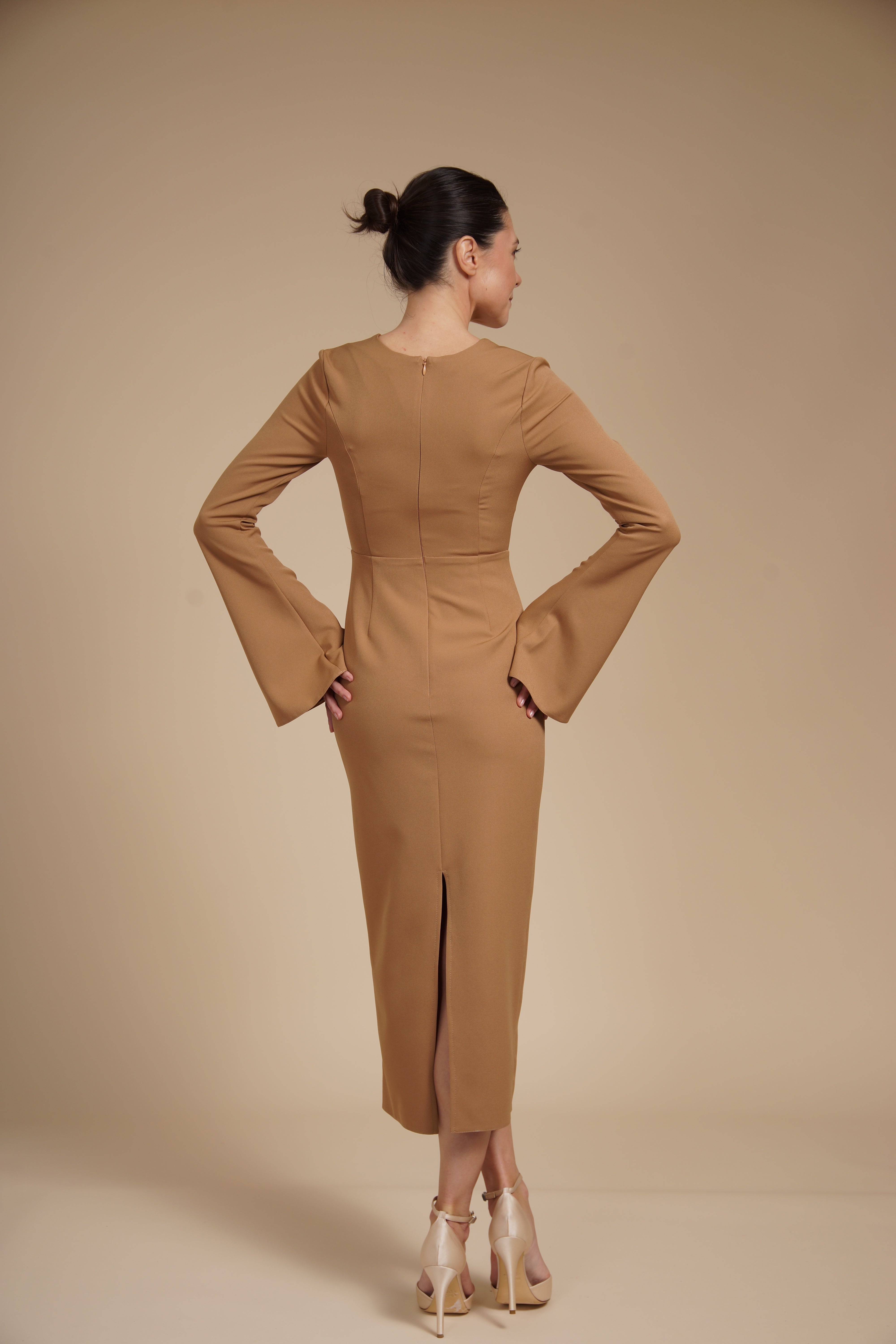 Rochie eleganta midi conica din crep elastic Nude, cu maneci clopot si decolteu rotund