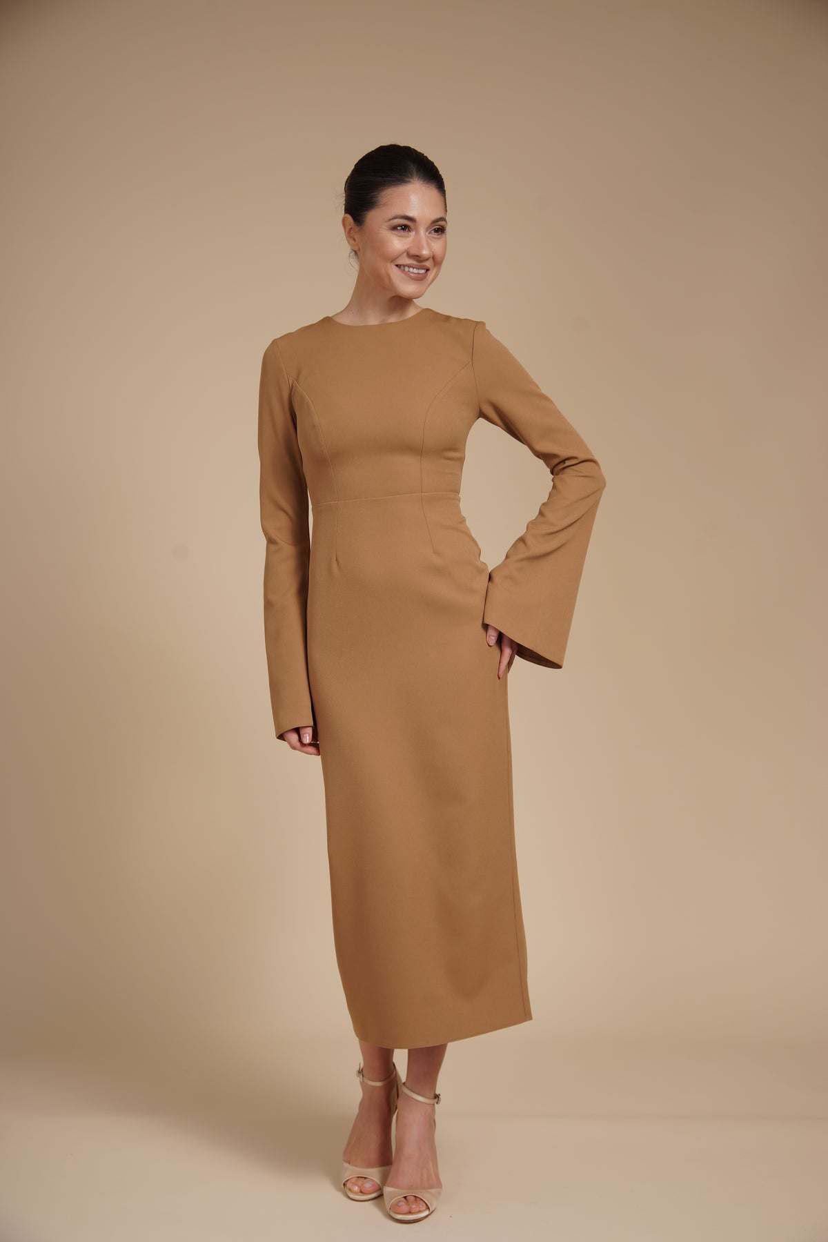 Rochie eleganta midi conica din crep elastic Nude, cu maneci clopot si decolteu rotund