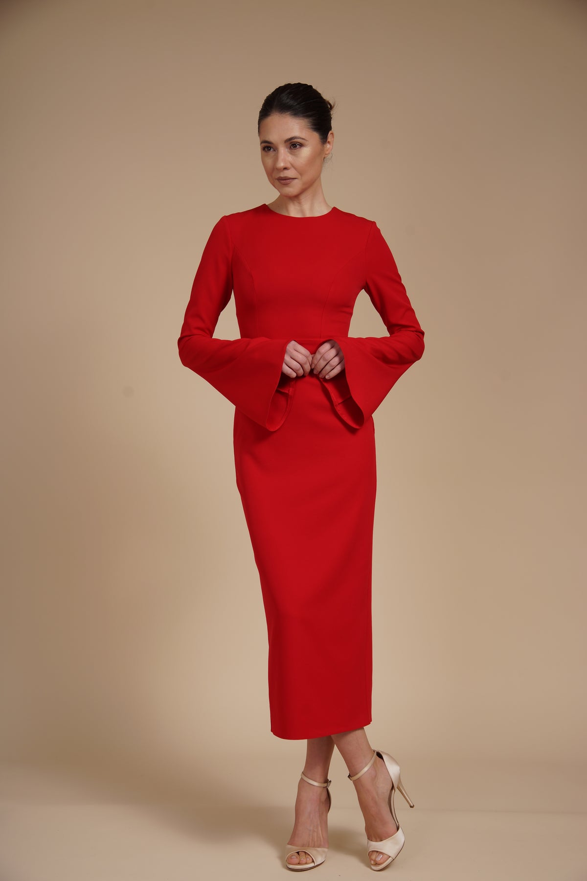 Rochie Rosie eleganta midi conica din crep elastic, cu maneci clopot si decolteu rotund