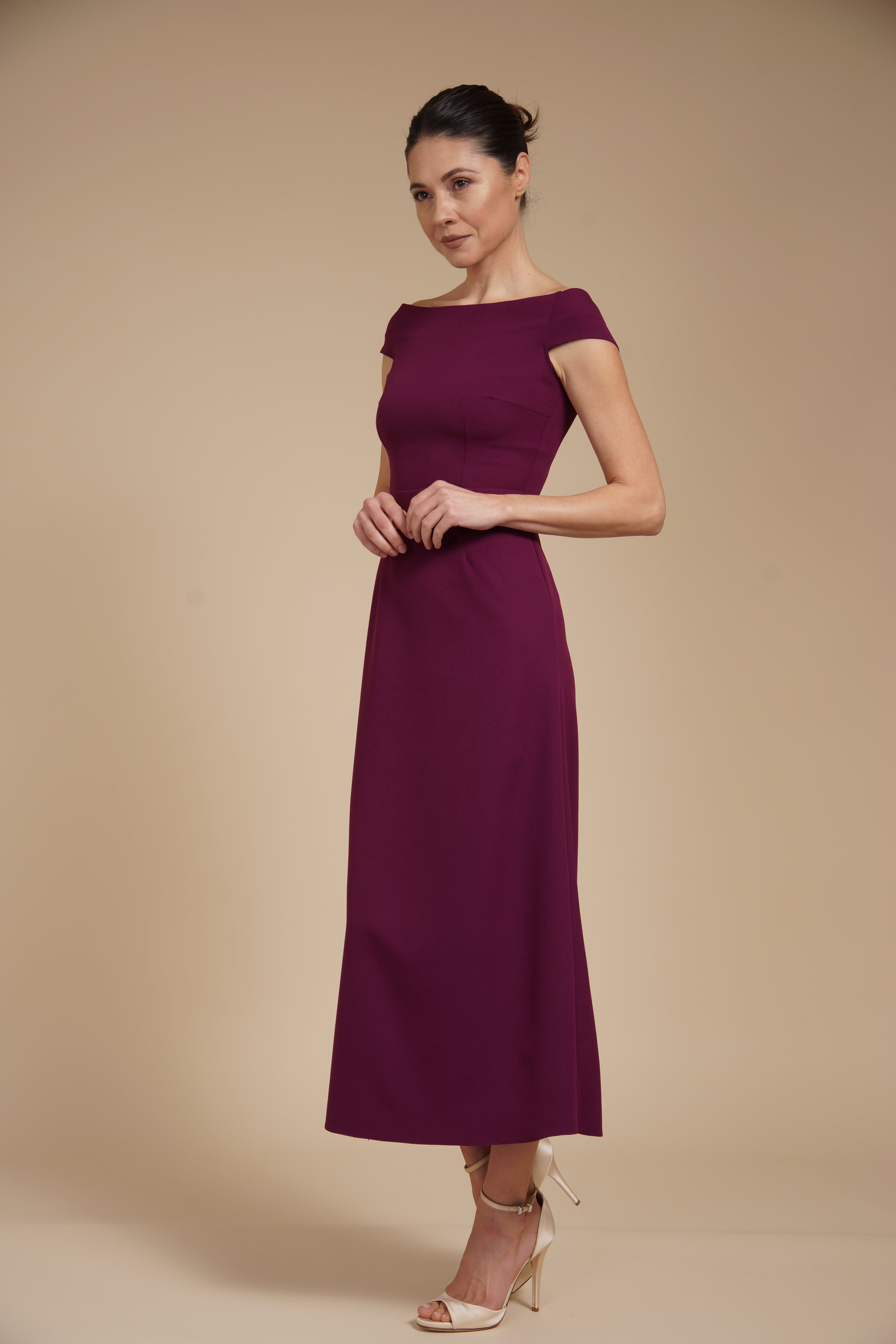 Rochie elegantă midi A-line din crep elastic Burgundy cu decolteu bardot